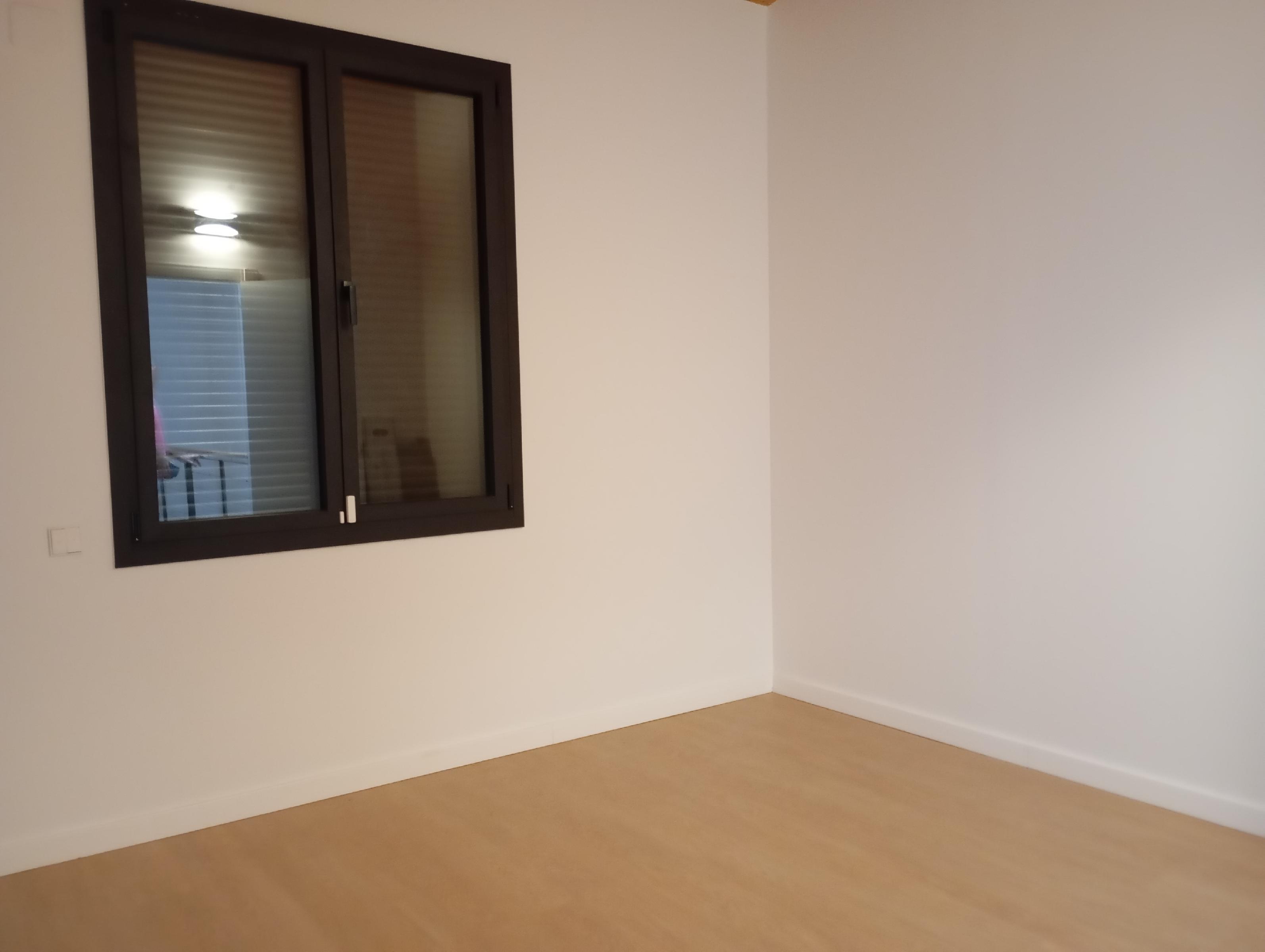 Imagen 9 Casa Adosada en venta en Rubí / Muy cerca del Mercat y a 10 min. de Ajuntament.Peatonal