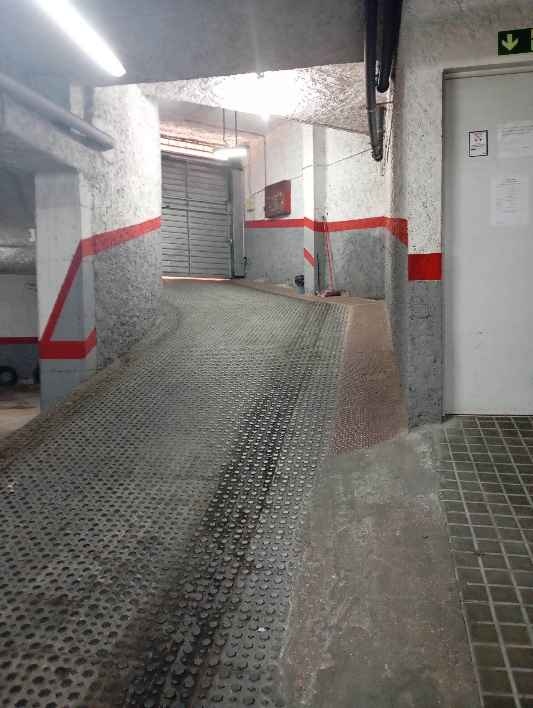 Imagen 4 Parking Coche en venta en Rubí / Plaza al lado Mercat