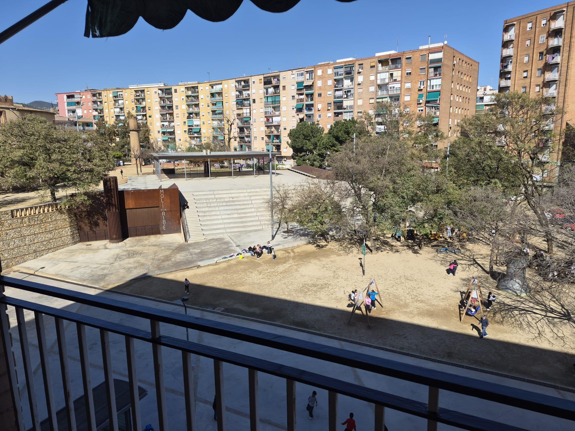 Imagen 6 Piso en venta en Santa Coloma De Gramenet / Plaça Pau Casals