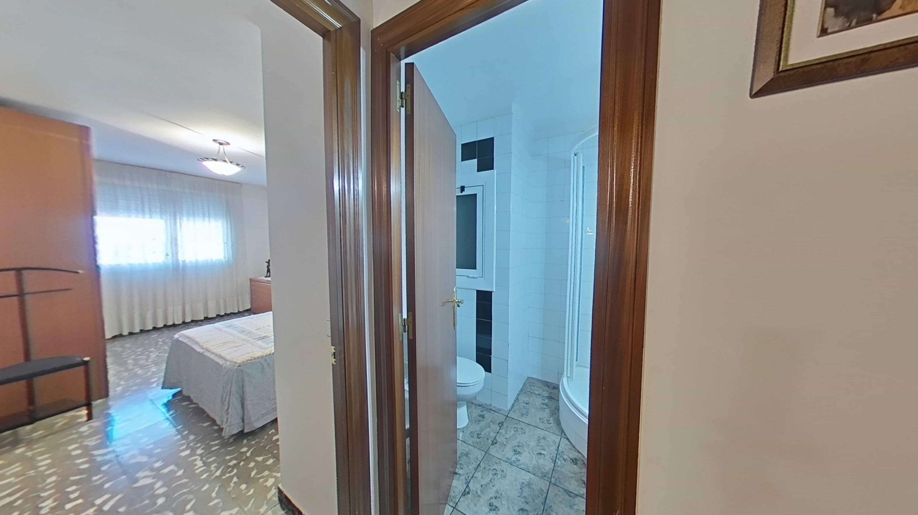 Imagen 40 Piso en venta en Santa Coloma De Gramenet / Plaça Pau Casals