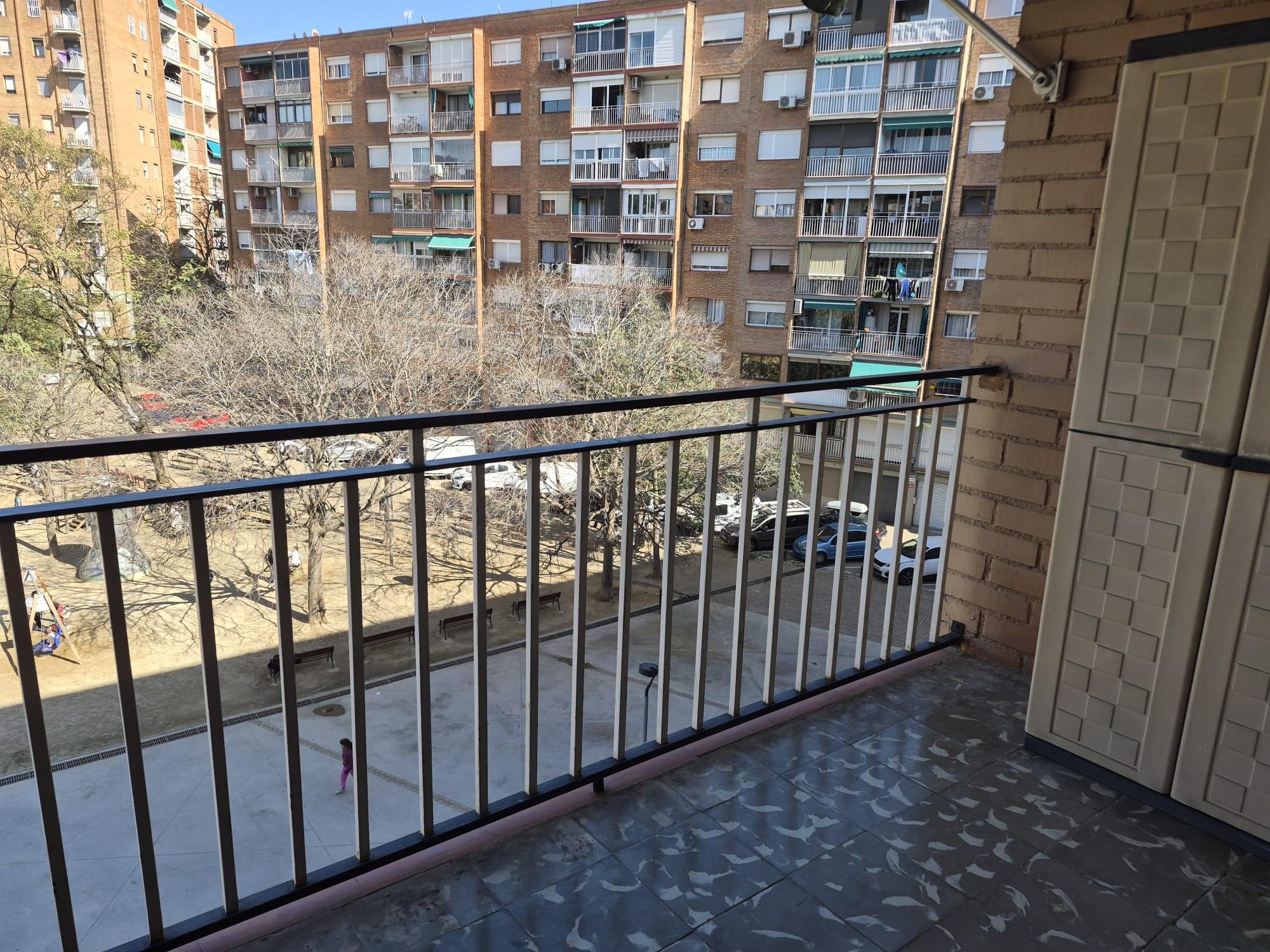 Imagen 1 Piso en venta en Santa Coloma De Gramenet / Plaça Pau Casals