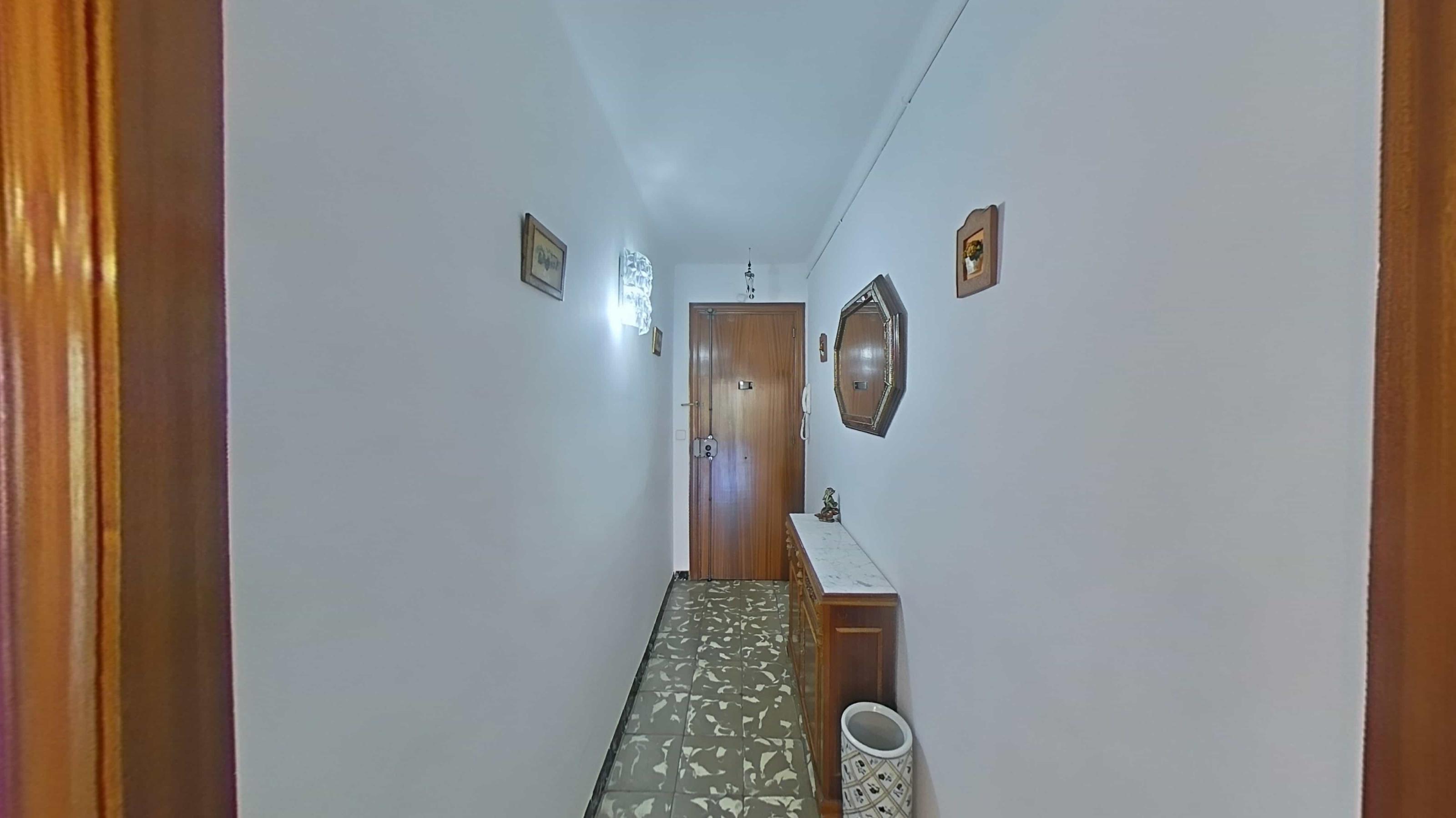 Imagen 4 Piso en venta en Santa Coloma De Gramenet / Plaça Pau Casals