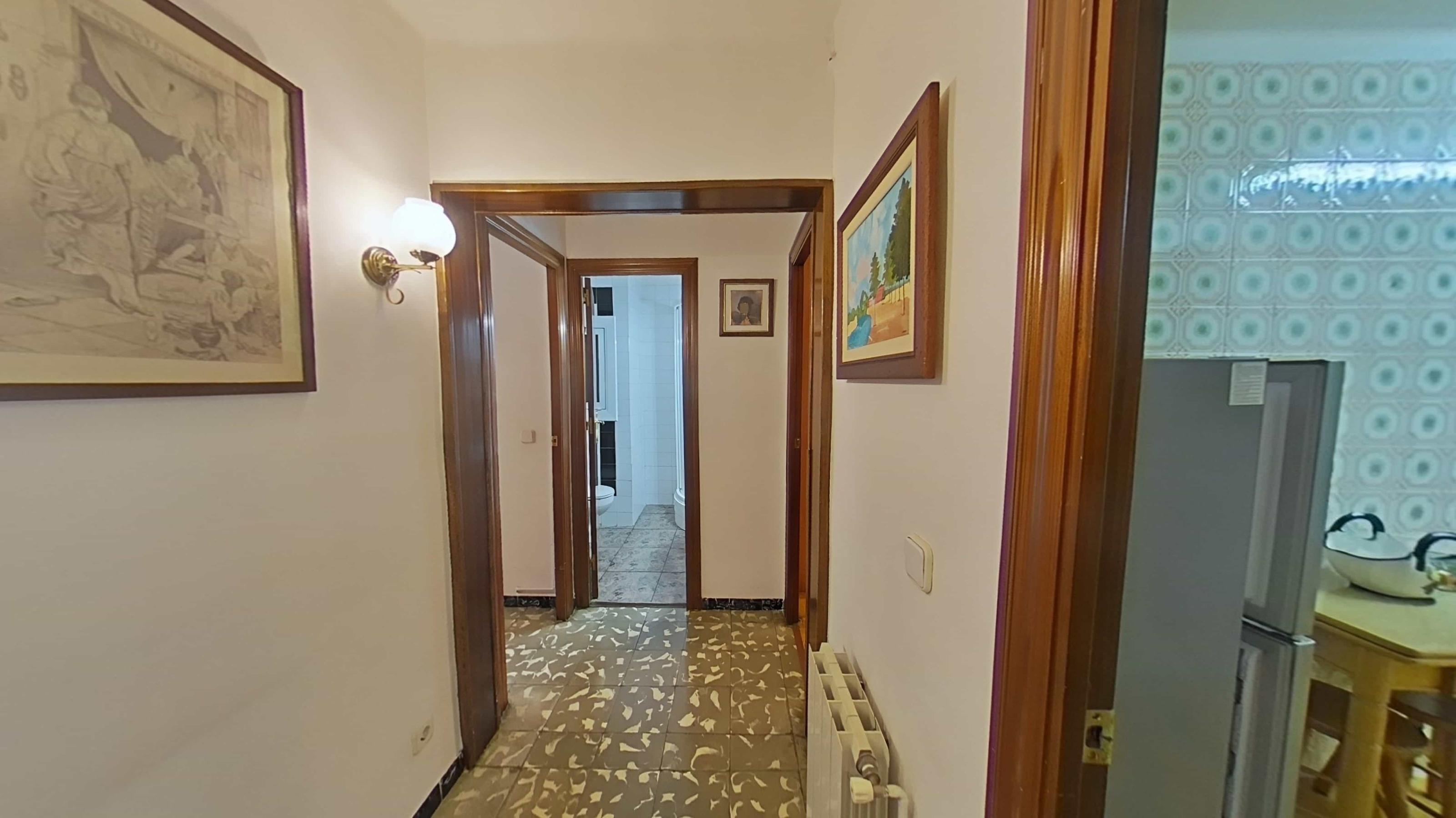 Imagen 32 Piso en venta en Santa Coloma De Gramenet / Plaça Pau Casals