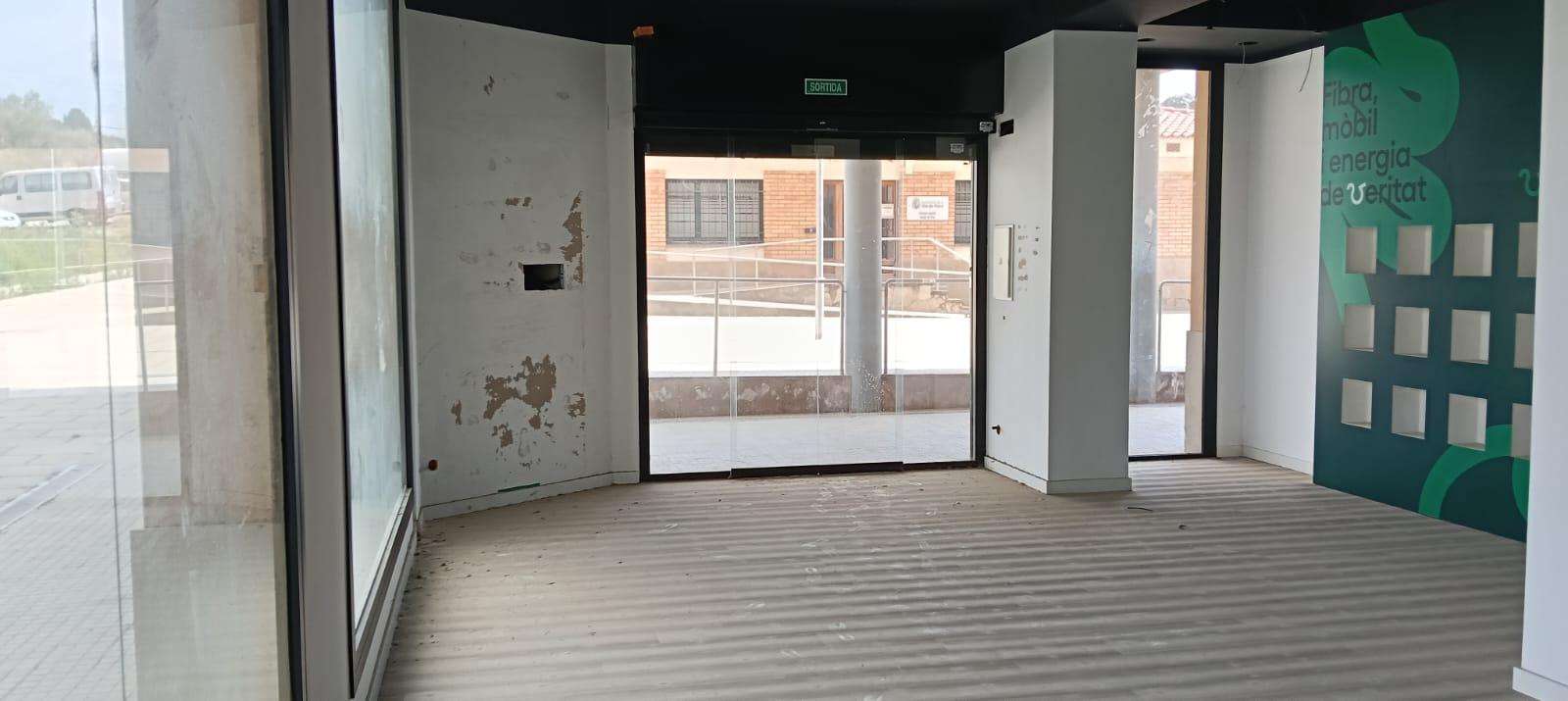 Imagen 1 Local Comercial en venta en Piera /  La Bovila , junto servicios sociales