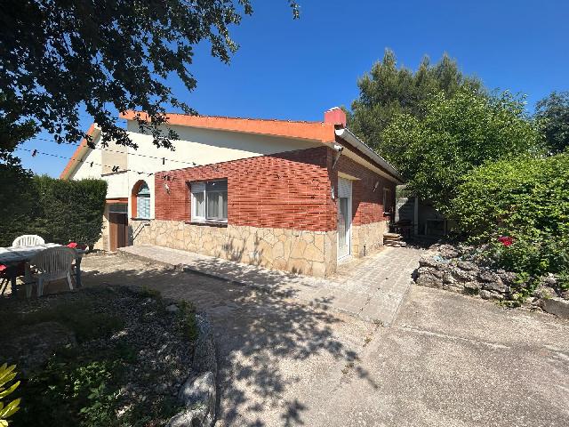 Imagen 1 Inmueble 303312 - Casa Aislada en venta en Pobla De Claramunt (La) / Urbanización Les Garrigues