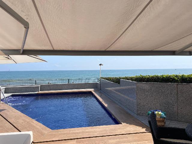 Imagen 1 Inmueble 282879 - Casa en venta en Daimús / En primera línea de la playa de Daimuz