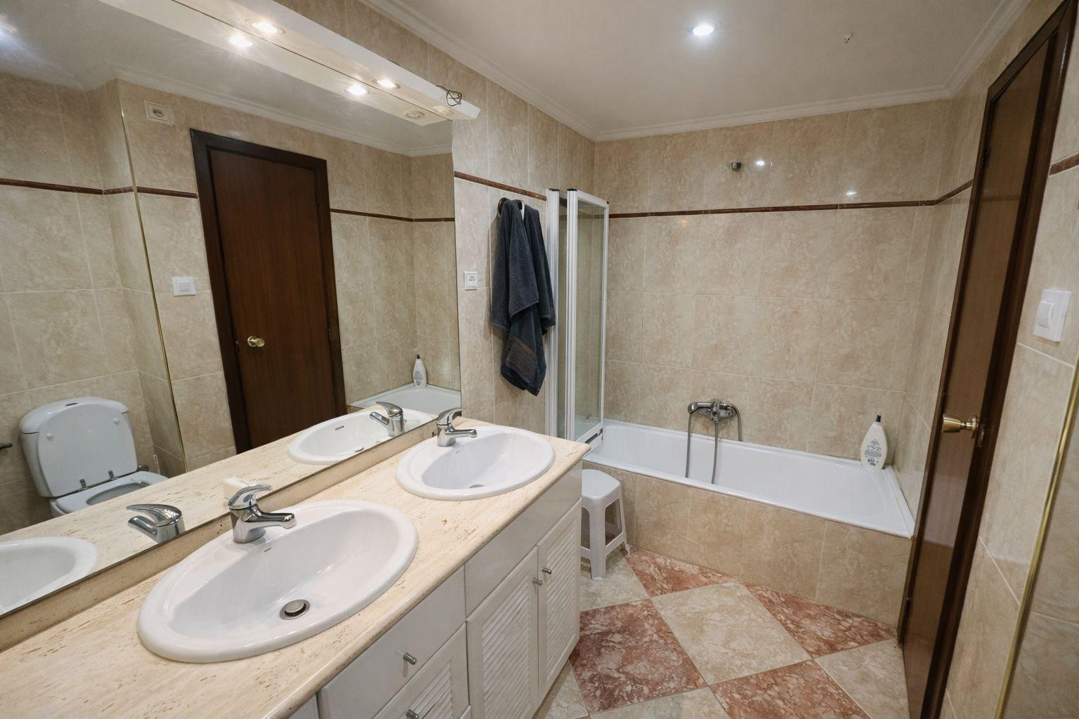 Imagen 29 Piso en venta en Valencia / Junto a las Torres de Quart