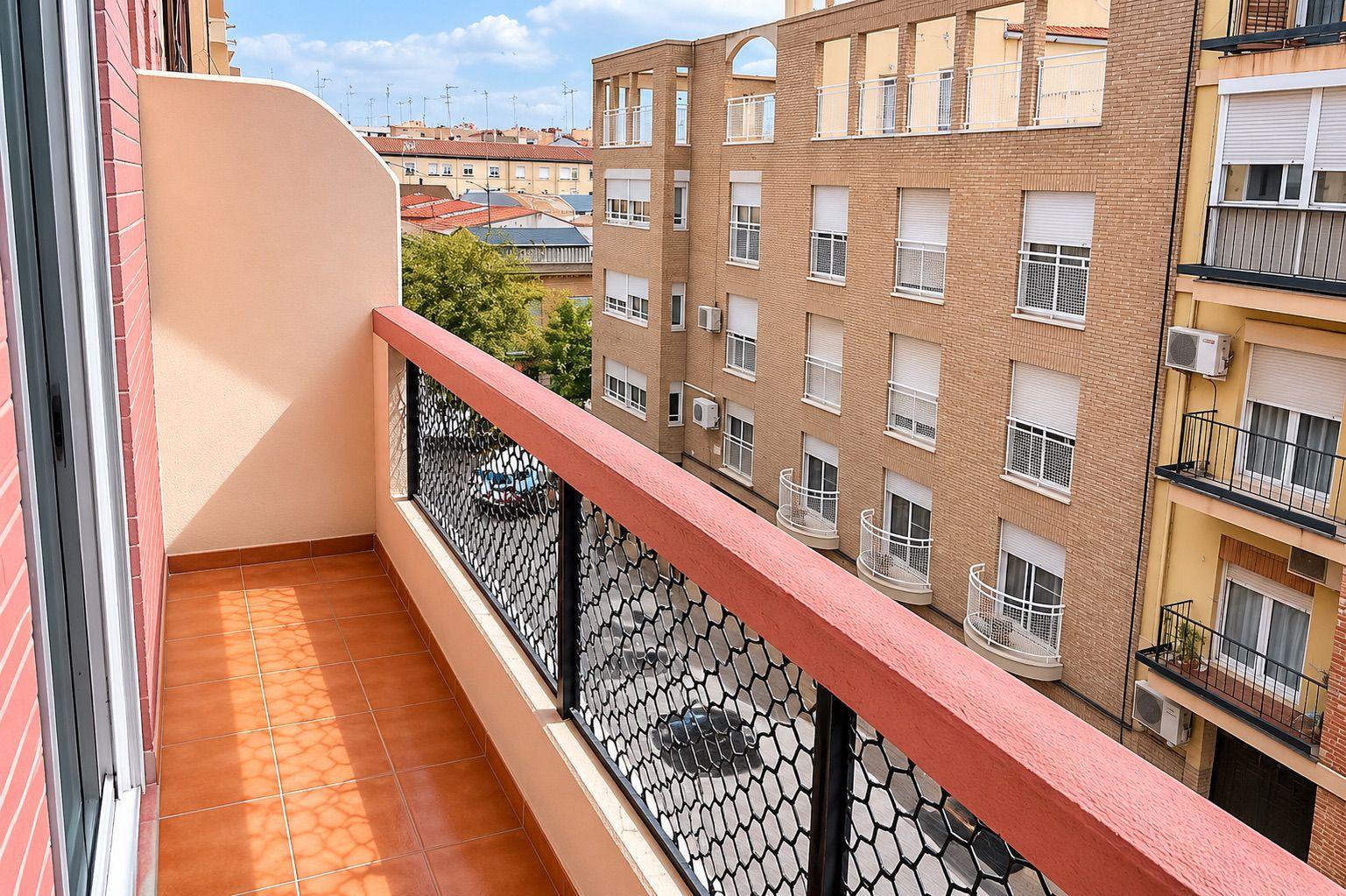 Imagen 1 Piso en venta en Valencia / Próxima a la Plaza de Don Bosco