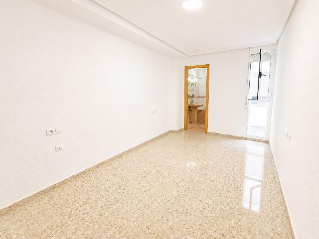 Imagen 3 Inmueble 304319 - Piso en venta en Valencia / Frente al Hospital Doctor Peset