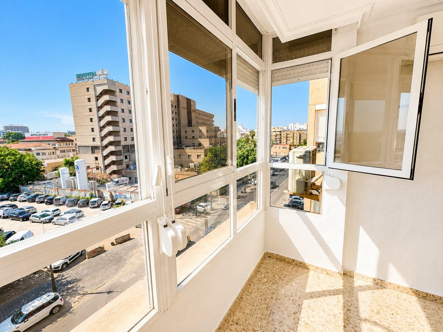 Imagen 2 Piso en venta en Valencia / Frente al Hospital Doctor Peset