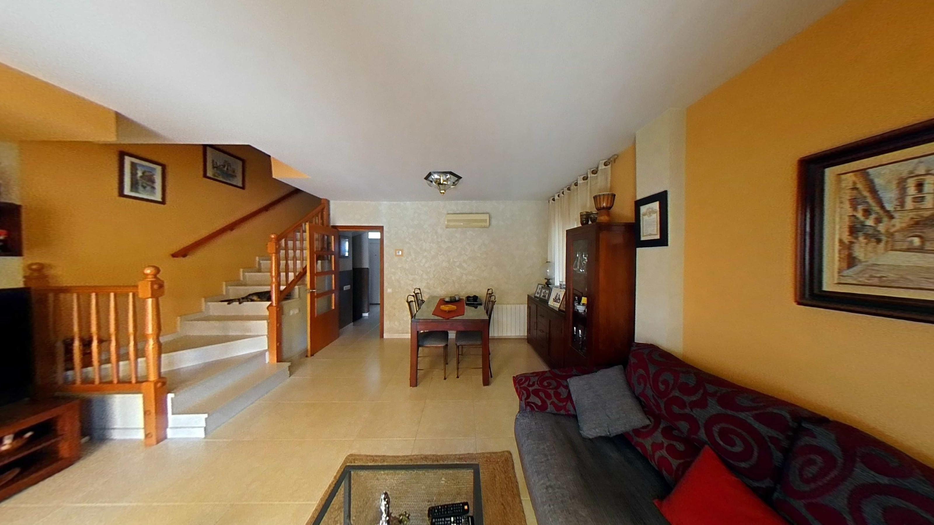 Imagen 1 Casa Adosada en venta en Cubelles / Casa adosada esquinera  2ª linea en la Mota   