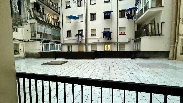 Imagen 10 Inmueble 300068 - Piso en venta en Santurtzi / Junto Parada Metro Mamariga.