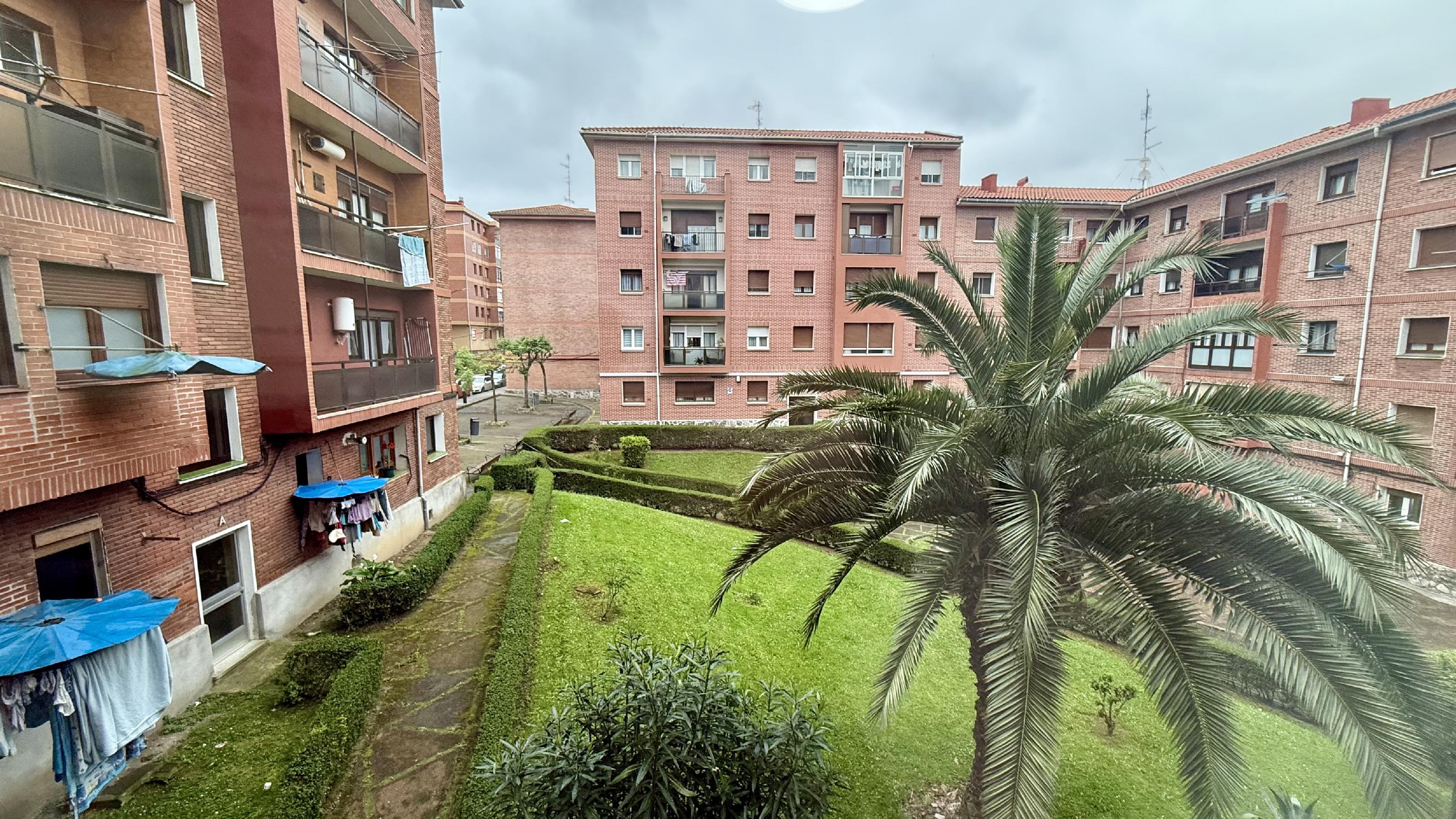 Imagen 5 Piso en venta en Barakaldo / Calle Guridi. Junto Frontón.