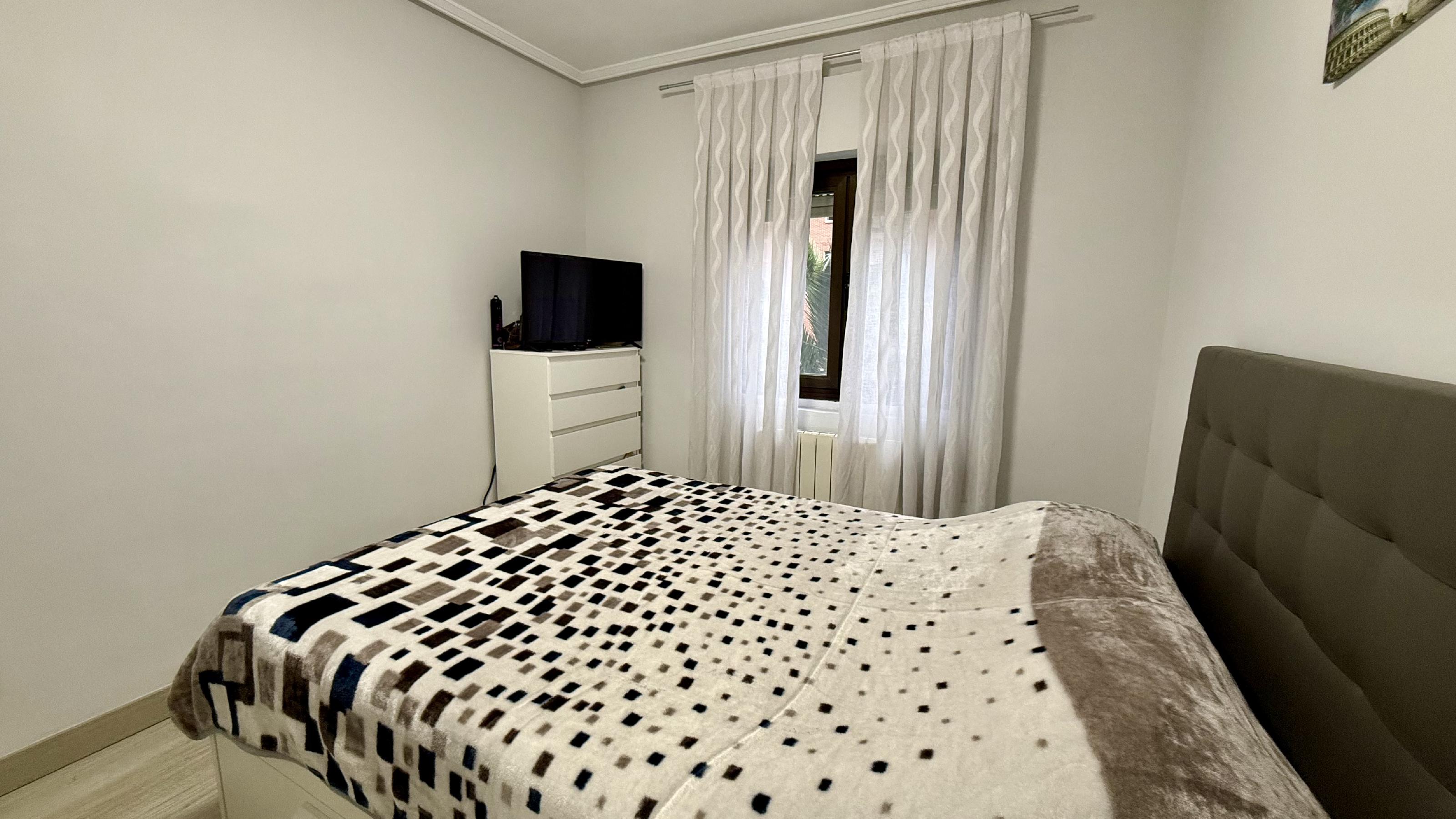 Imagen 13 Piso en venta en Barakaldo / Calle Guridi. Junto Frontón.