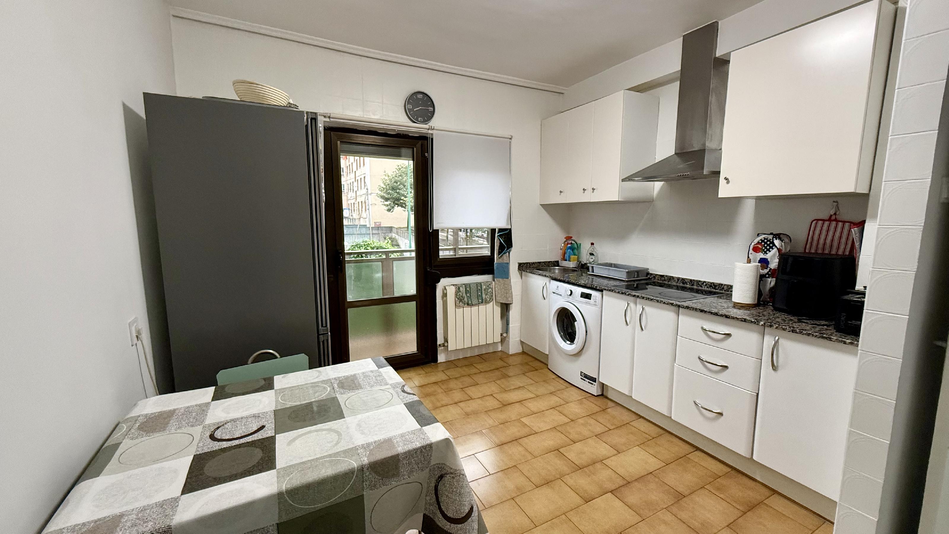 Imagen 8 Piso en venta en Barakaldo / Calle Guridi. Junto Frontón.