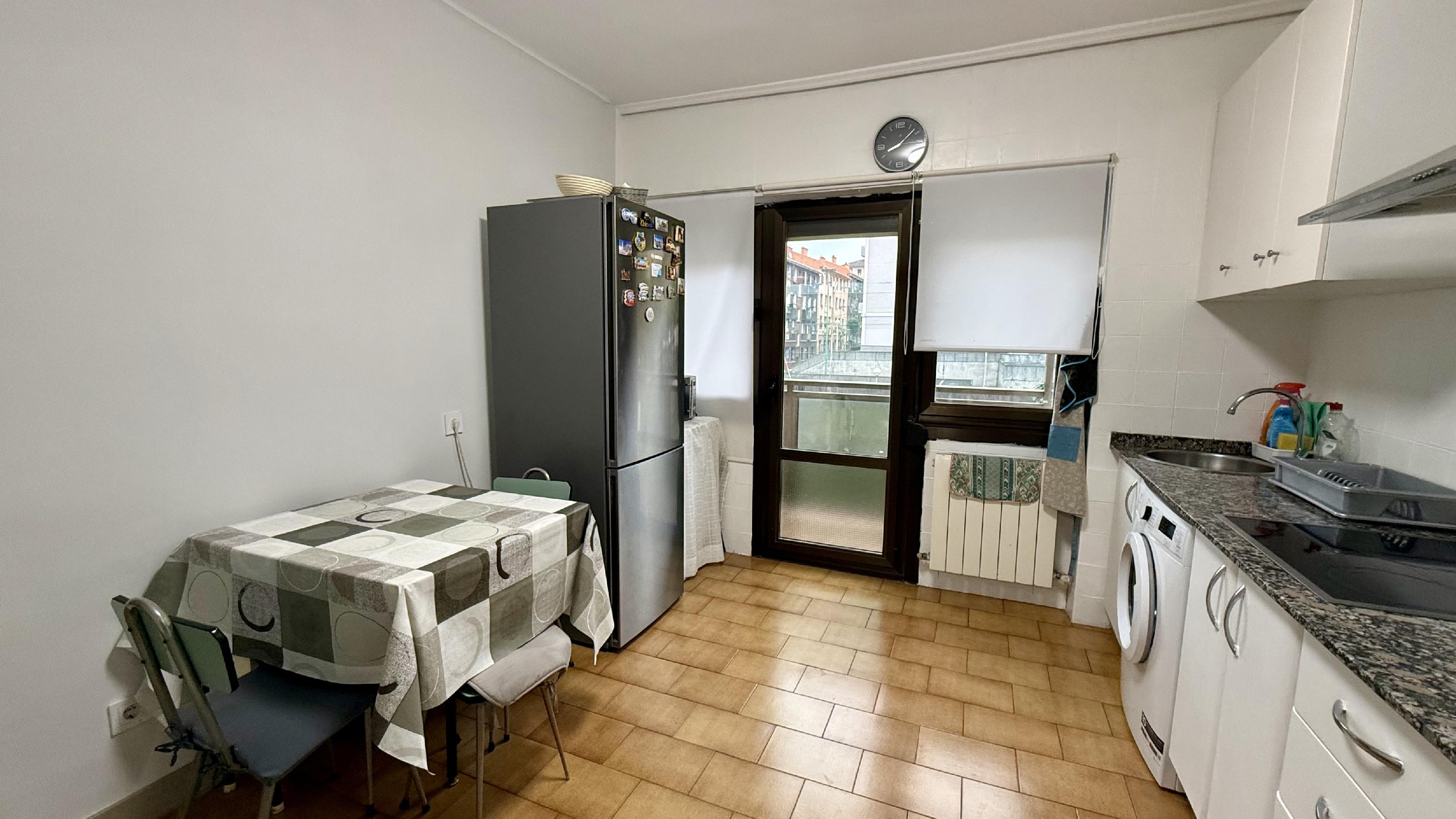 Imagen 7 Piso en venta en Barakaldo / Calle Guridi. Junto Frontón.