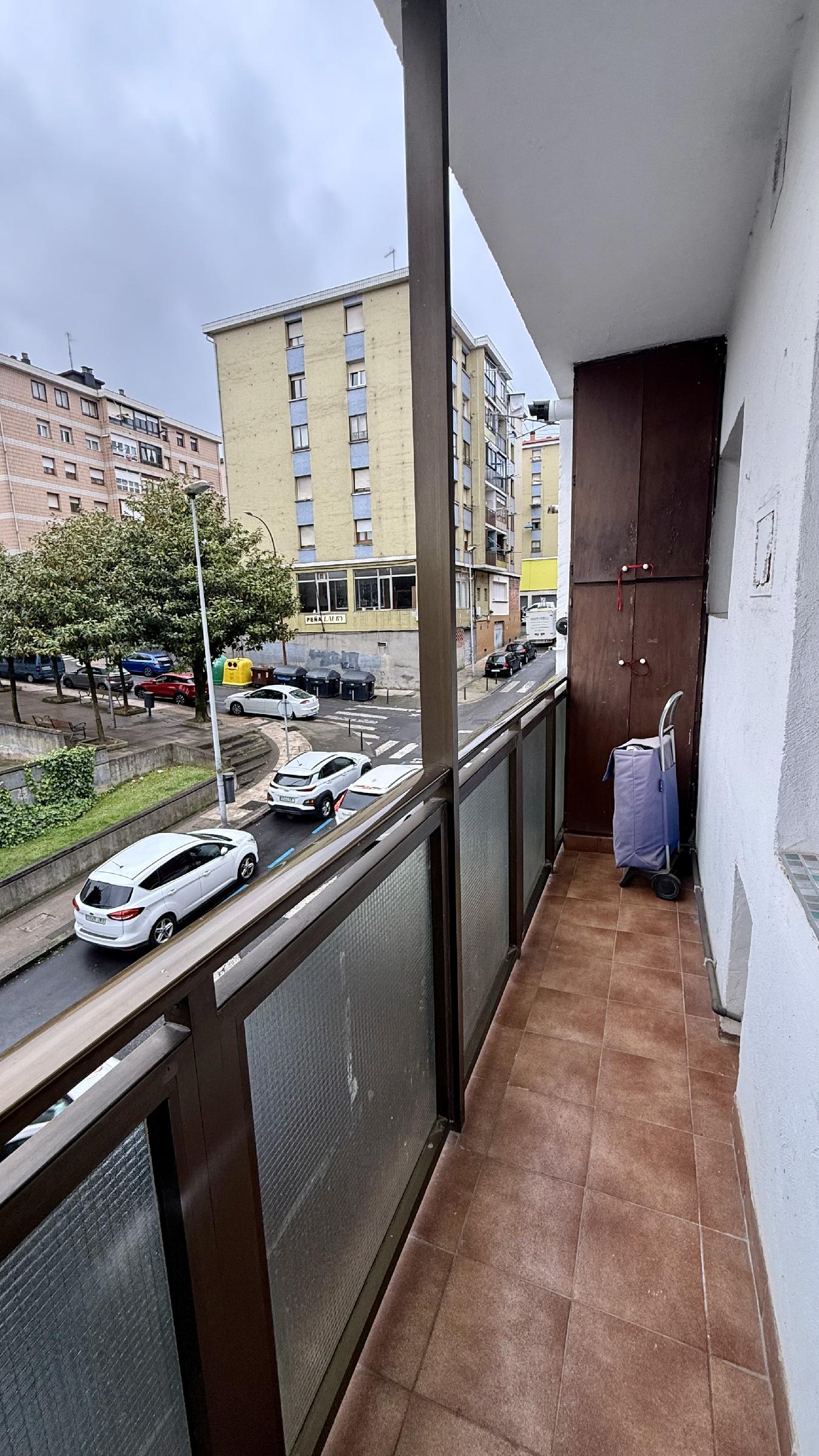 Imagen 9 Piso en venta en Barakaldo / Calle Guridi. Junto Frontón.