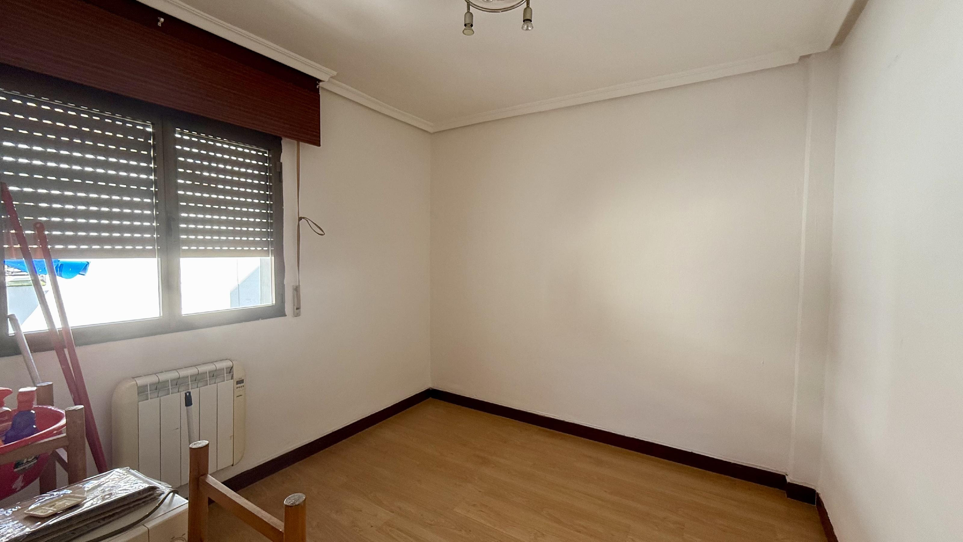 Imagen 12 Piso en venta en Barakaldo / Calle Autonomia. Frente Colegio.