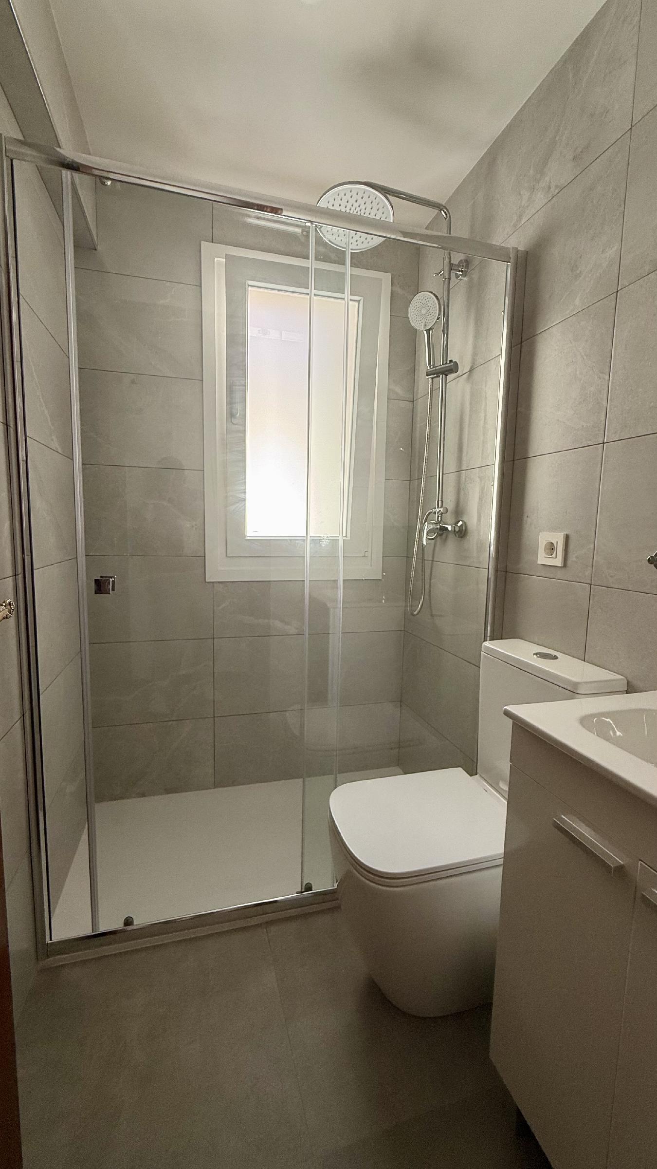 Imagen 14 Piso en venta en Barakaldo / Calle Autonomia. Frente Colegio.
