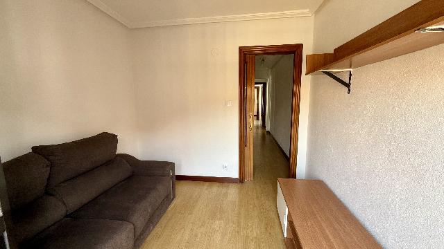 Imagen 3 Inmueble 304578 - Piso en venta en Barakaldo / Calle Autonomia. Frente Colegio.