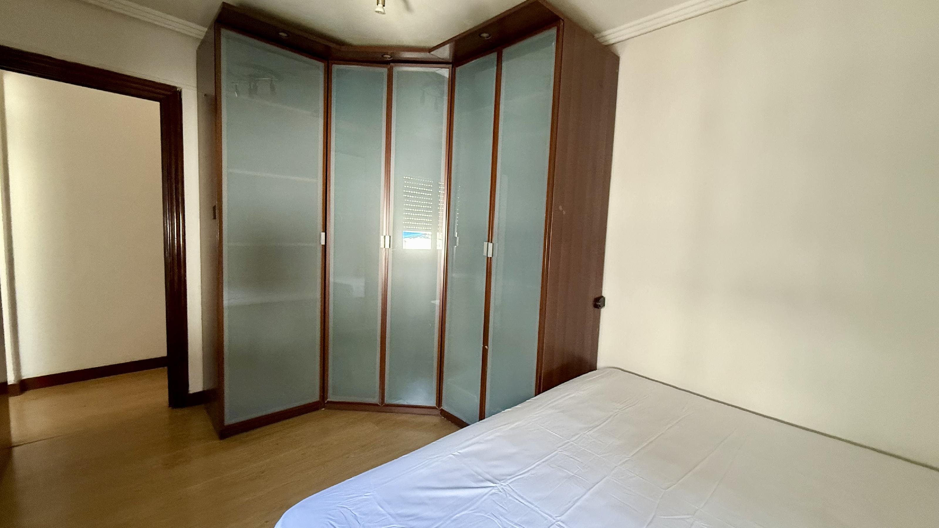 Imagen 9 Piso en venta en Barakaldo / Calle Autonomia. Frente Colegio.