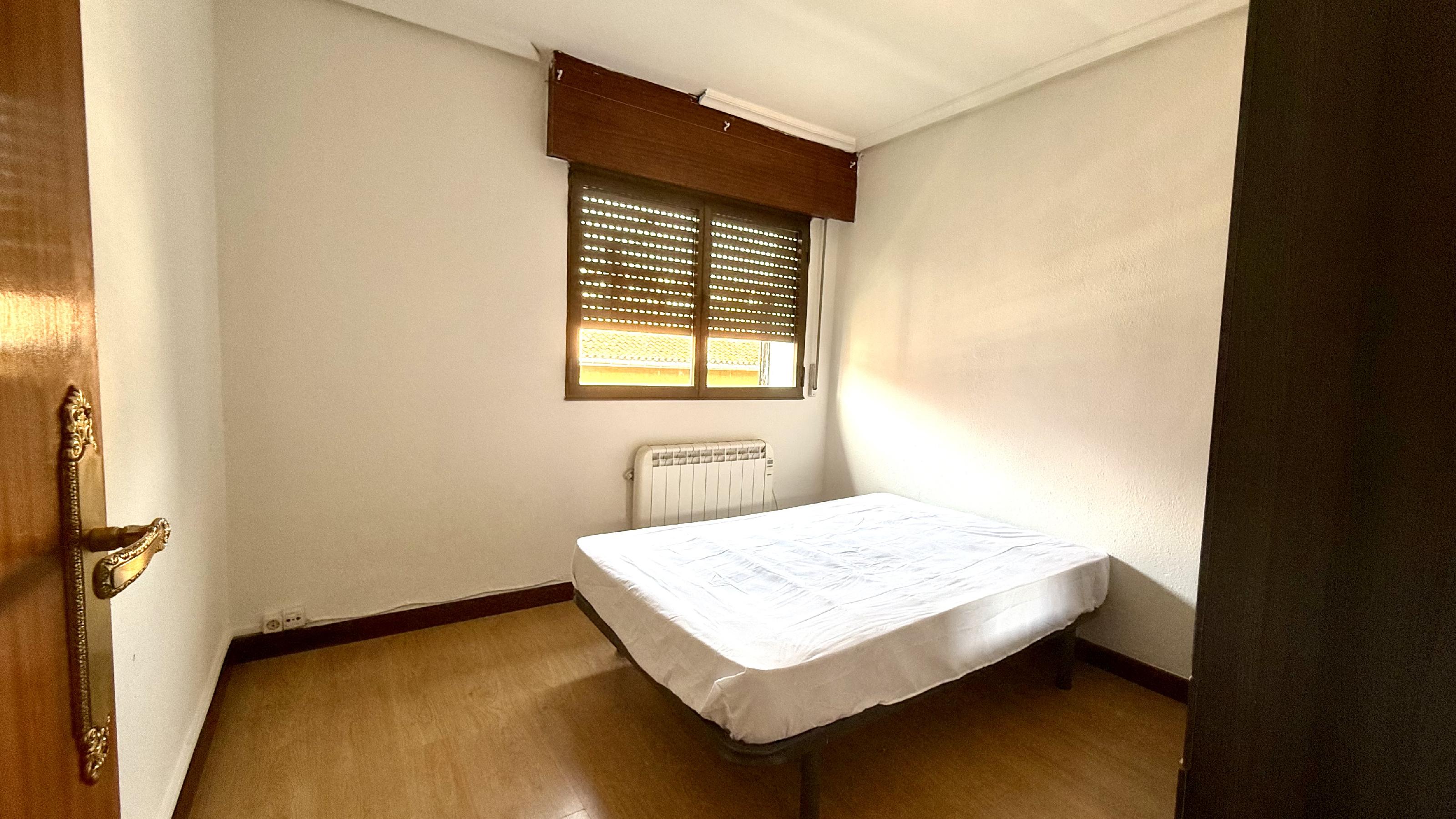Imagen 10 Piso en venta en Barakaldo / Calle Autonomia. Frente Colegio.
