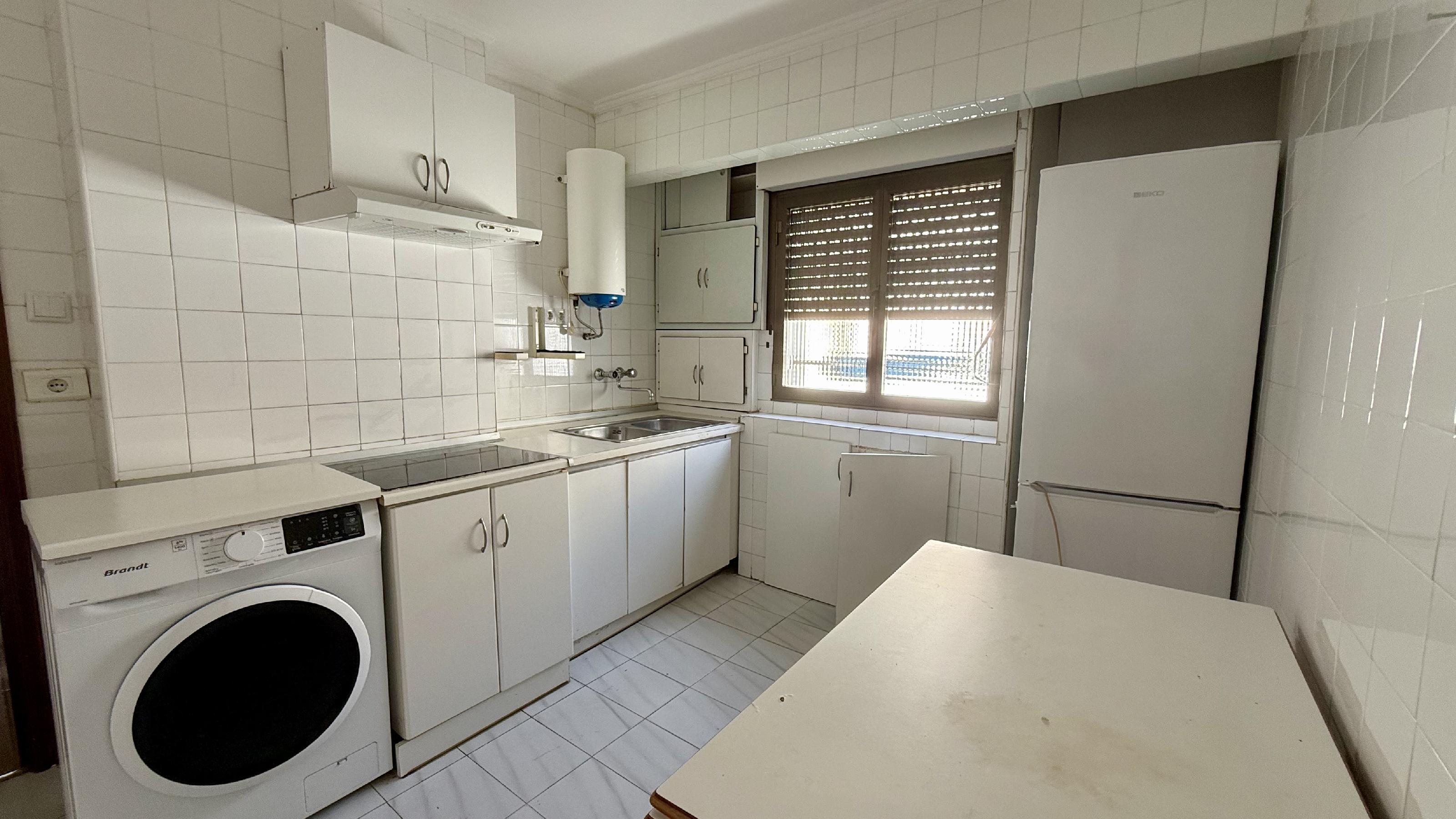 Imagen 5 Piso en venta en Barakaldo / Calle Autonomia. Frente Colegio.