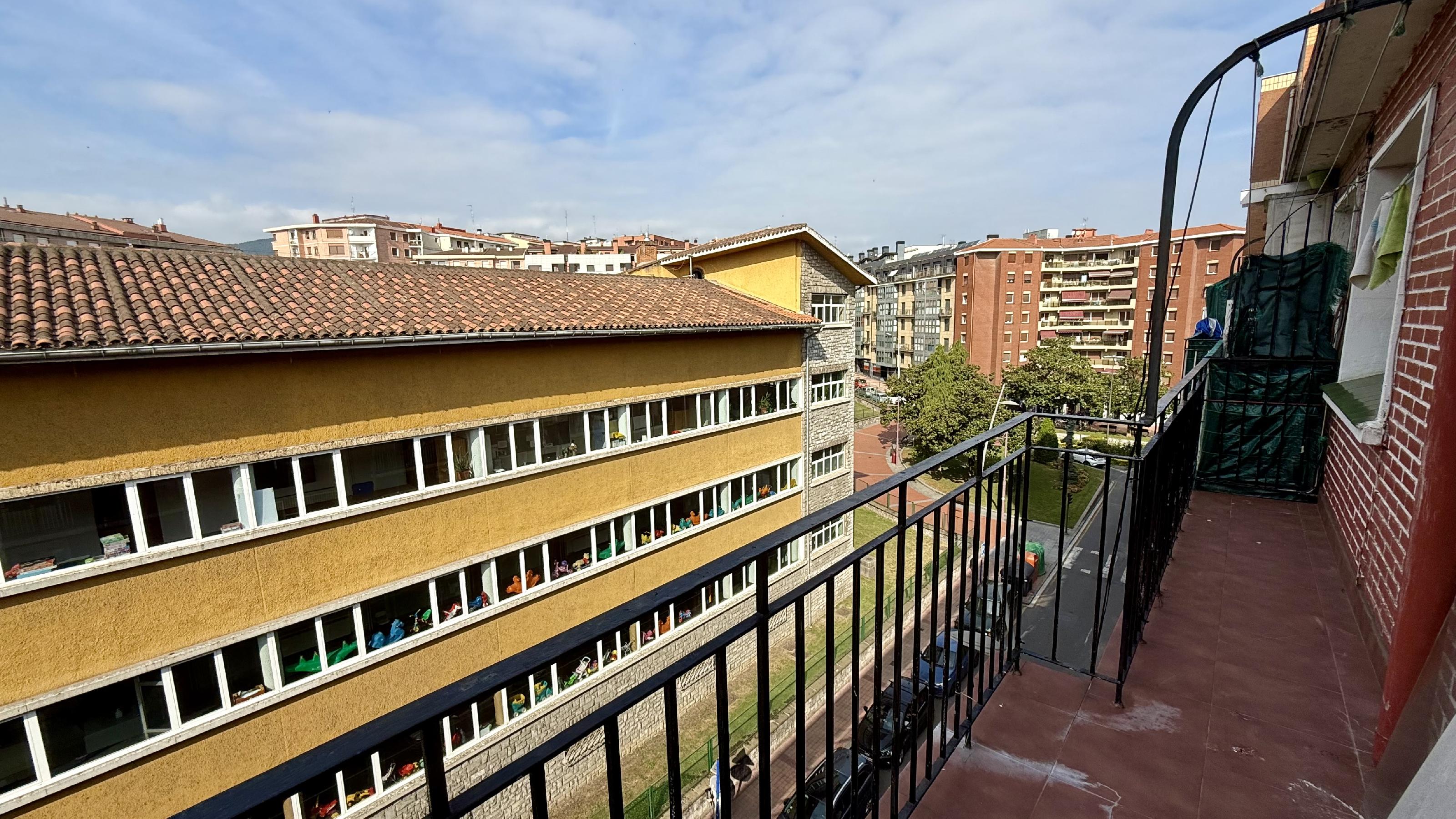 Imagen 1 Piso en venta en Barakaldo / Calle Autonomia. Frente Colegio.