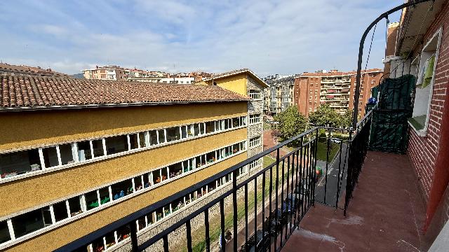 Imagen 1 Inmueble 304578 - Piso en venta en Barakaldo / Calle Autonomia. Frente Colegio.