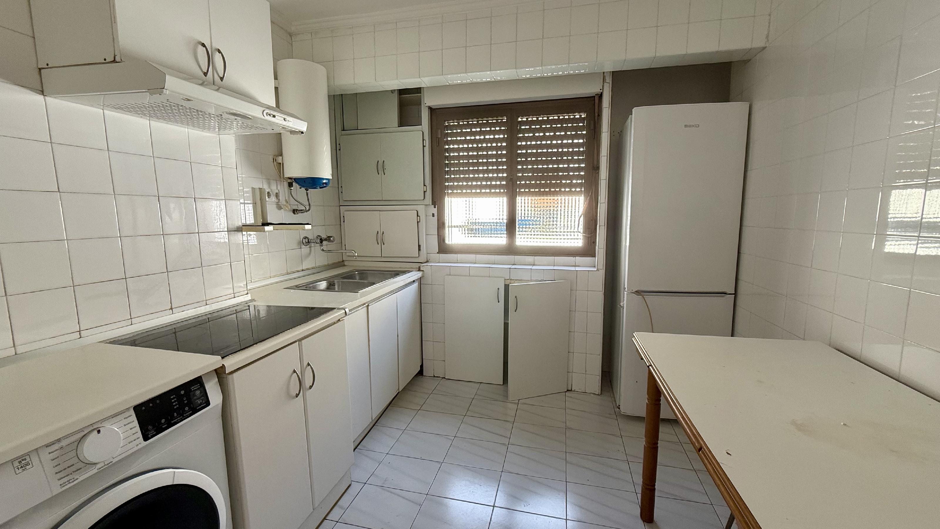 Imagen 7 Piso en venta en Barakaldo / Calle Autonomia. Frente Colegio.