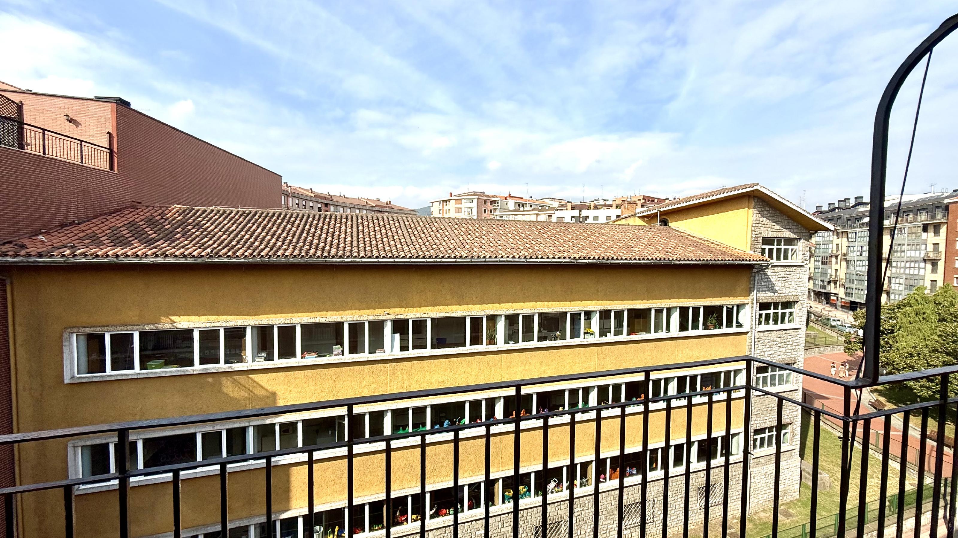 Imagen 4 Piso en venta en Barakaldo / Calle Autonomia. Frente Colegio.