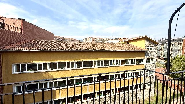 Imagen 4 Inmueble 304578 - Piso en venta en Barakaldo / Calle Autonomia. Frente Colegio.