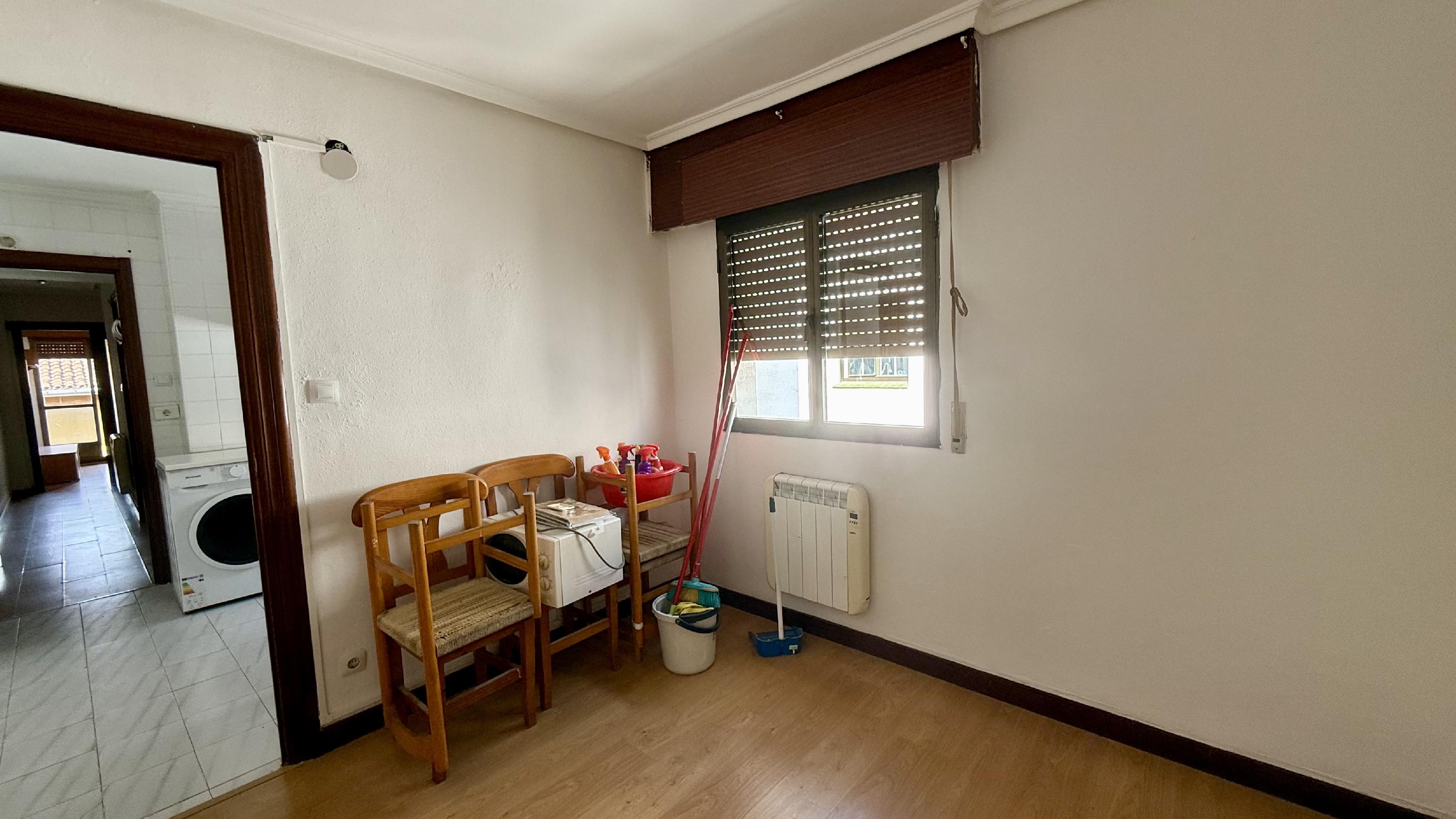 Imagen 13 Piso en venta en Barakaldo / Calle Autonomia. Frente Colegio.