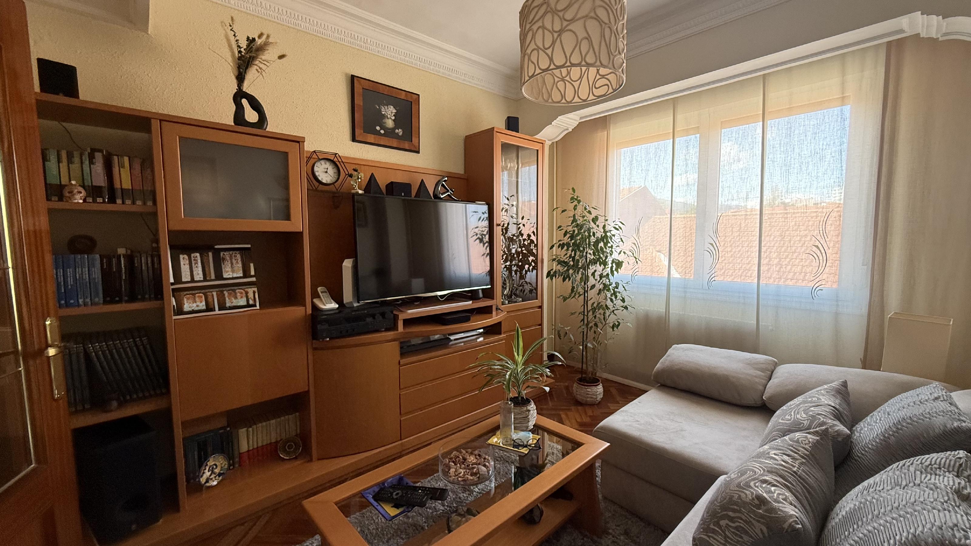 Imagen 1 Piso en venta en Barakaldo / Juntos Juntas Generales.