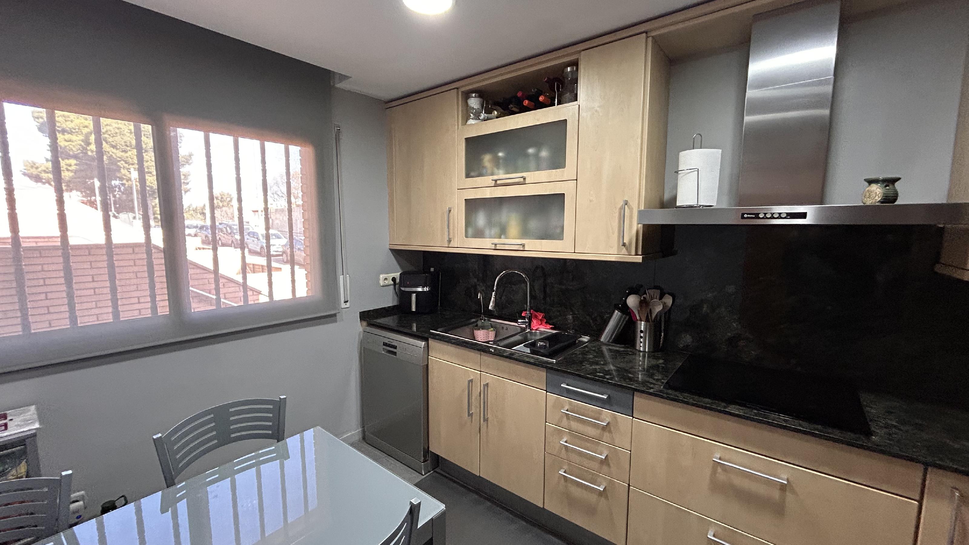 Imagen 12 Casa en venta en Sant Andreu De La Barca / Junto a la estación de Ferrocarriles Catalanes