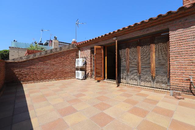 Imagen 1 Inmueble 264169 - Casa Aislada en alquiler en Esplugues De Llobregat / Junto hospital Sant Joan De Deu