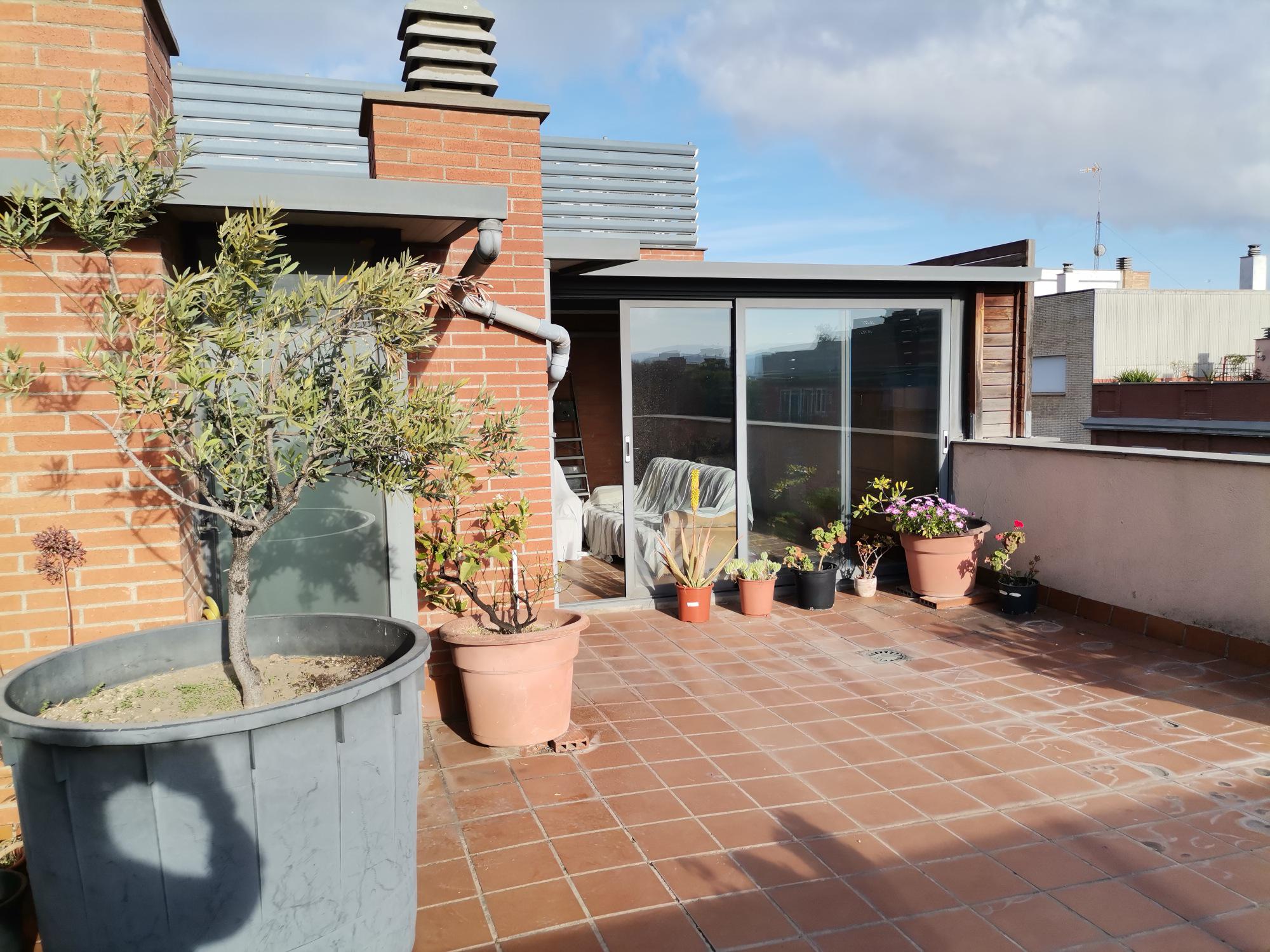 Imagen 1 Dúplex en alquiler en Esplugues De Llobregat / Centro junto jardines de Can Tinture y Laur...
