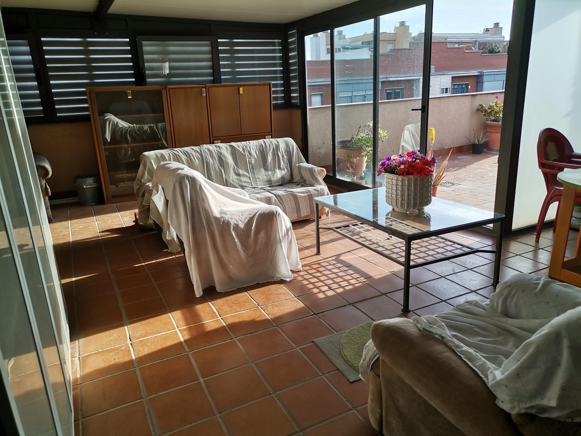 Imagen 2 Dúplex en alquiler en Esplugues De Llobregat / Centro junto jardines de Can Tinture y Laur...