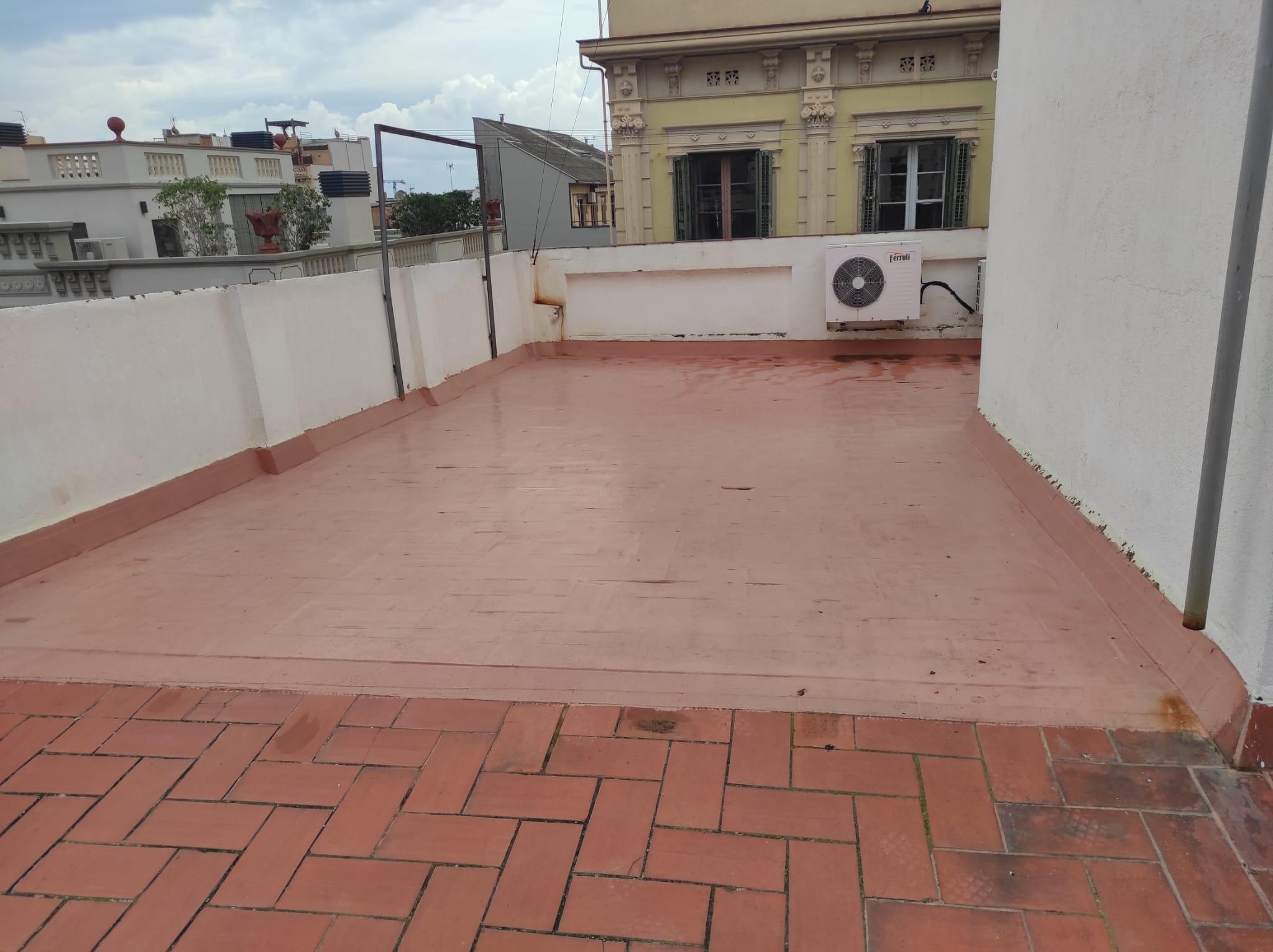 Imagen 3 Piso en venta en Barcelona / Cerca metro Lesseos y junto carrer Gran De Gracia  