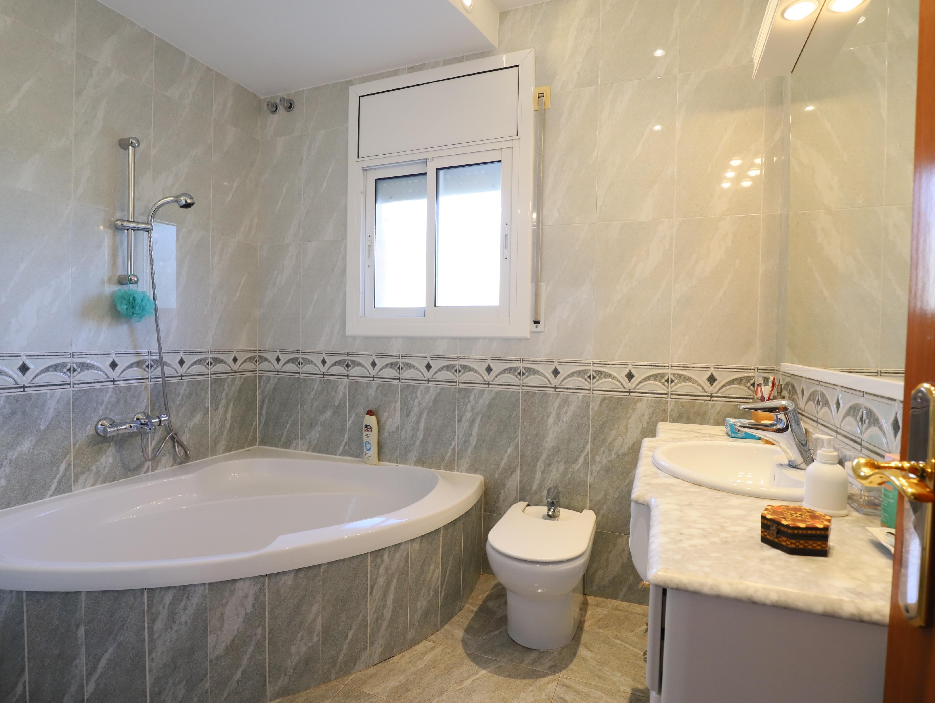Imagen 21 Casa Aislada en venta en Calafell / Plaça Espanya. escola d´educacio infantil M.J.Verdaguer
