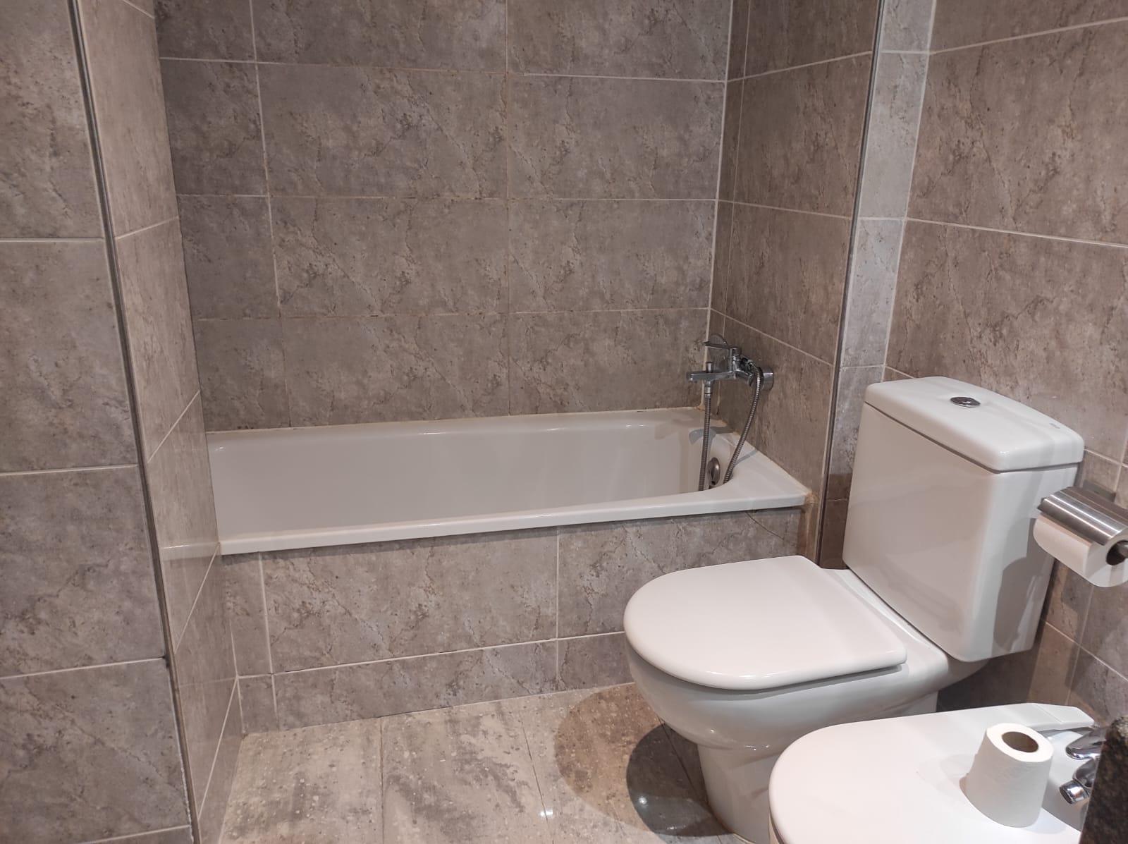 Imagen 34 Piso en venta en Esplugues De Llobregat / Avda Cornella, edificio donde esta el Caprabo