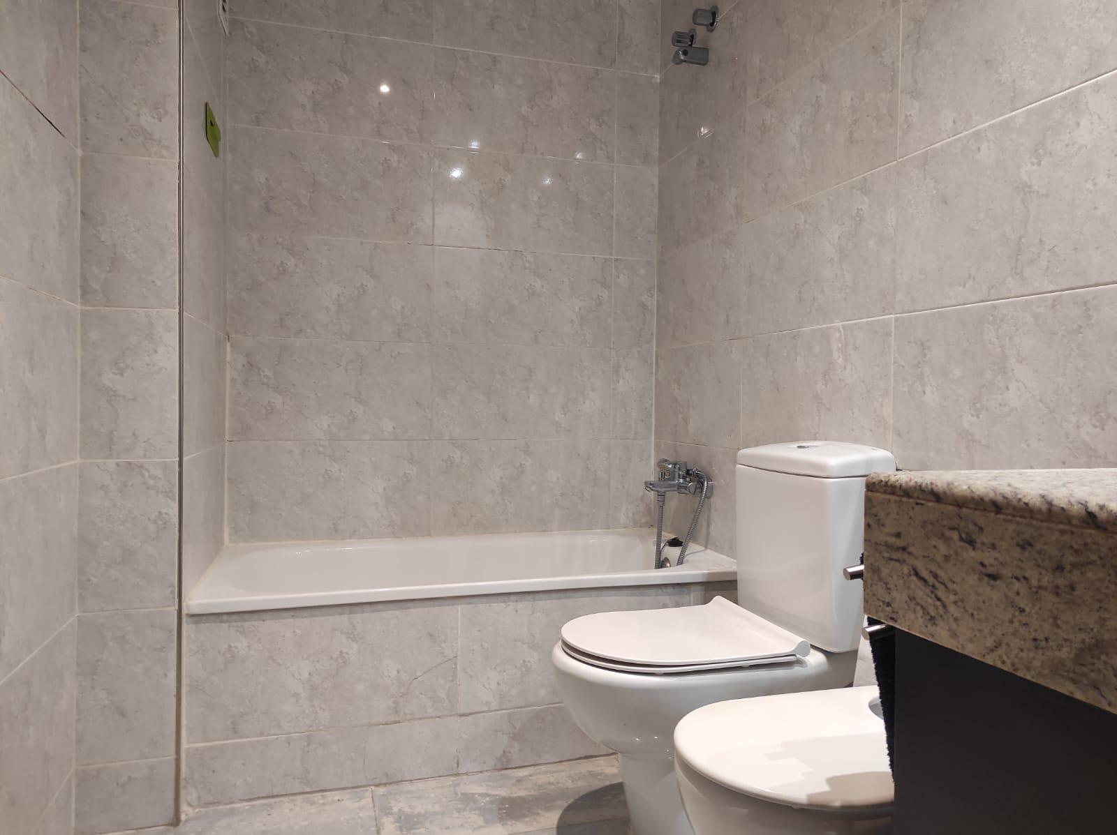 Imagen 24 Piso en venta en Esplugues De Llobregat / Avda Cornella, edificio donde esta el Caprabo