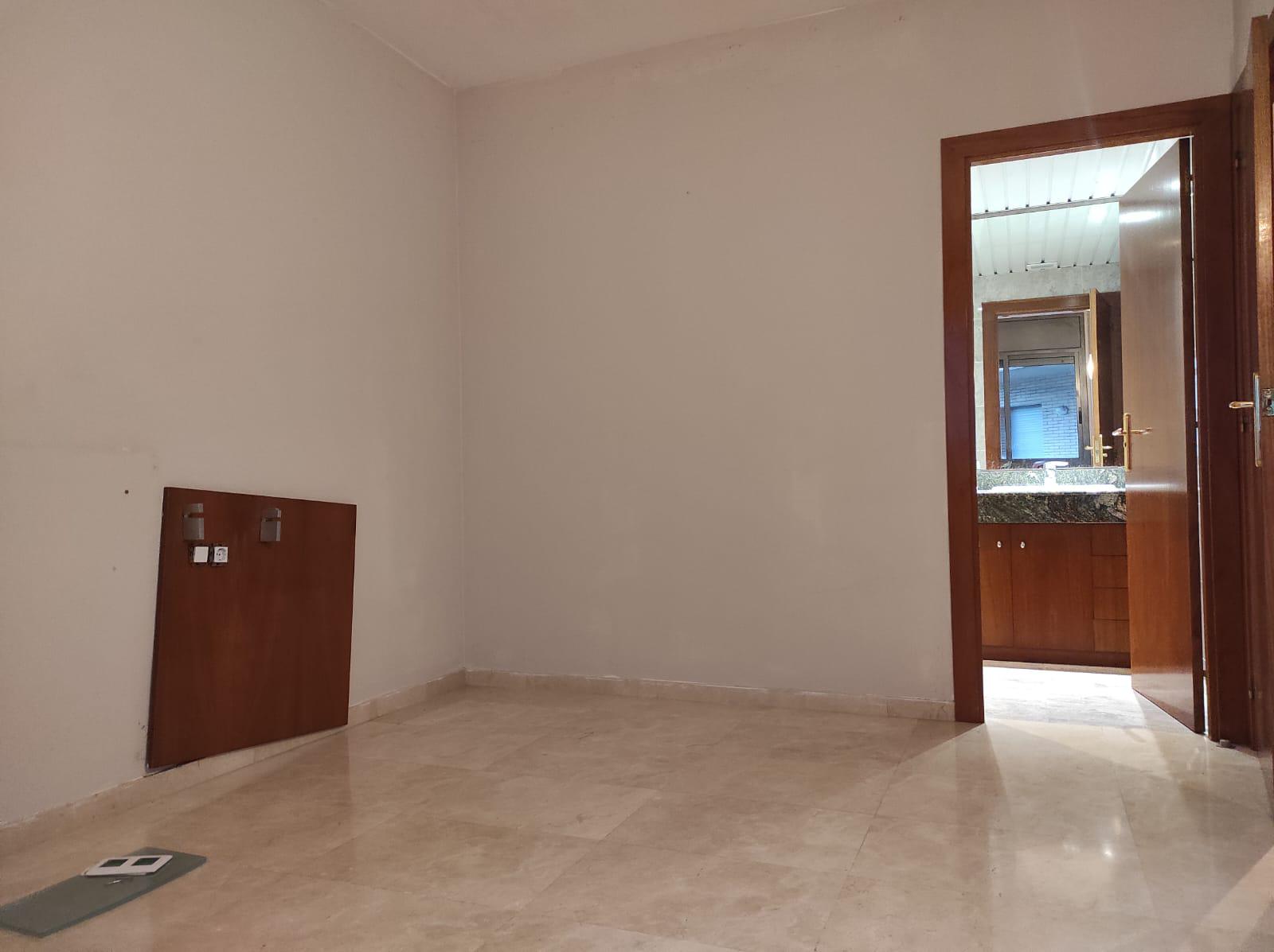 Imagen 18 Piso en venta en Esplugues De Llobregat / Avda Cornella, edificio donde esta el Caprabo