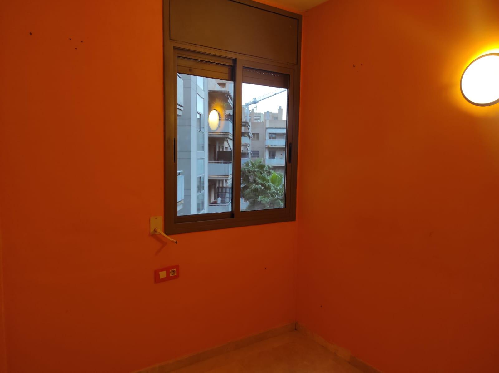 Imagen 28 Piso en venta en Esplugues De Llobregat / Avda Cornella, edificio donde esta el Caprabo