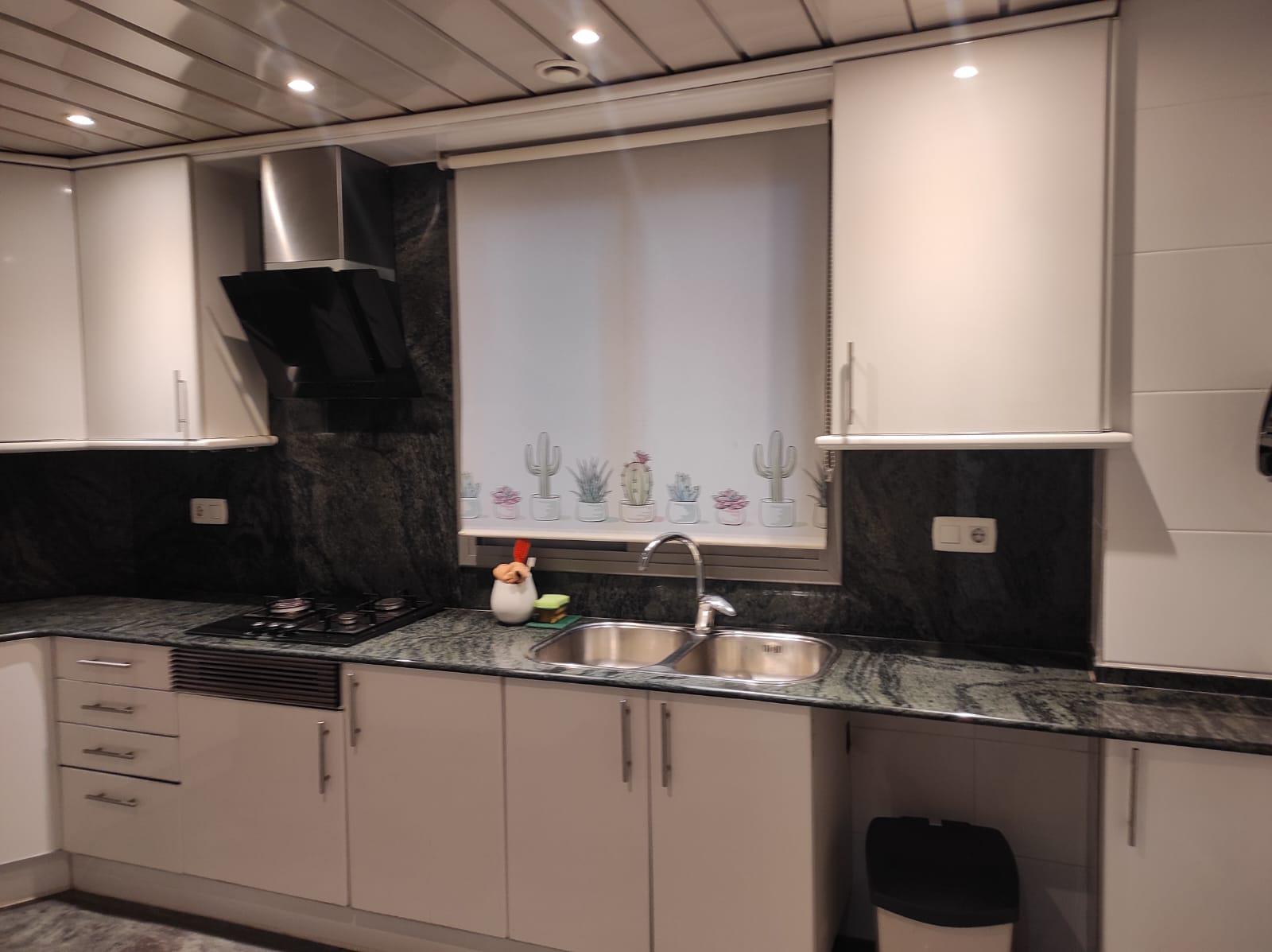 Imagen 11 Piso en venta en Esplugues De Llobregat / Avda Cornella, edificio donde esta el Caprabo