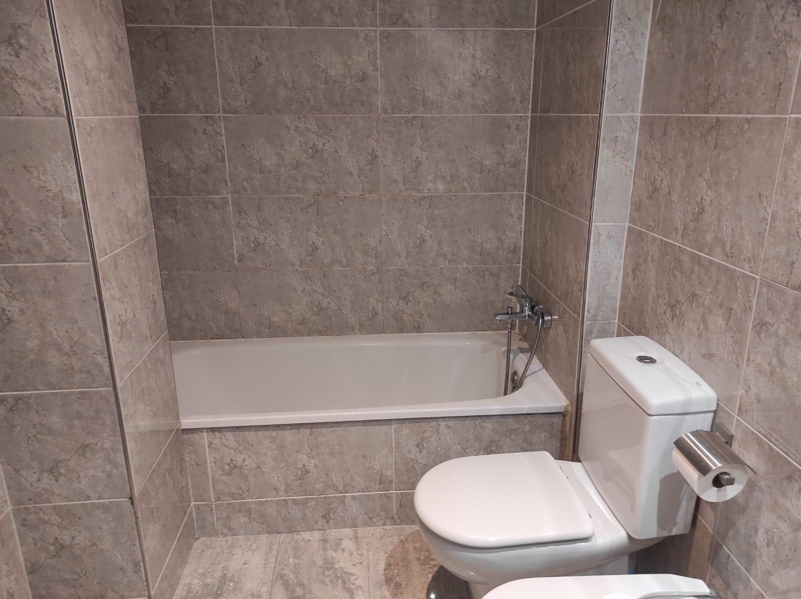 Imagen 35 Piso en venta en Esplugues De Llobregat / Avda Cornella, edificio donde esta el Caprabo