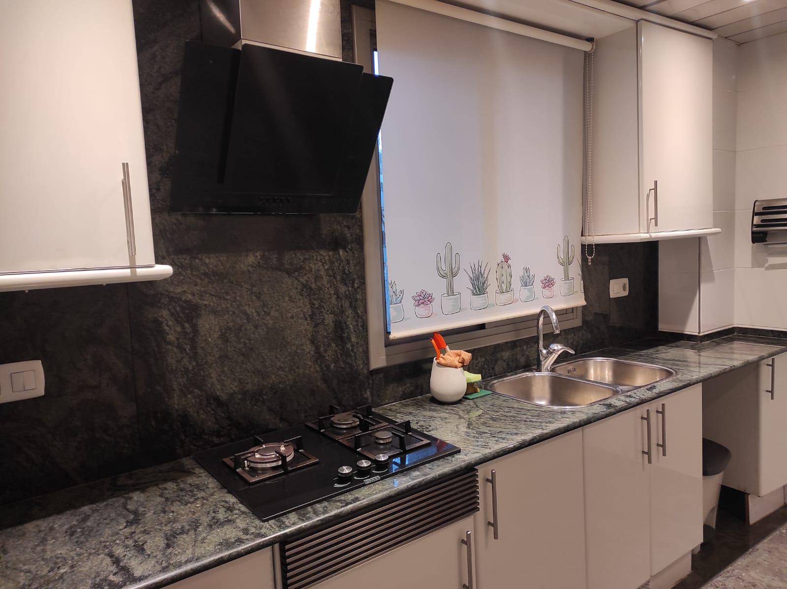 Imagen 12 Piso en venta en Esplugues De Llobregat / Avda Cornella, edificio donde esta el Caprabo