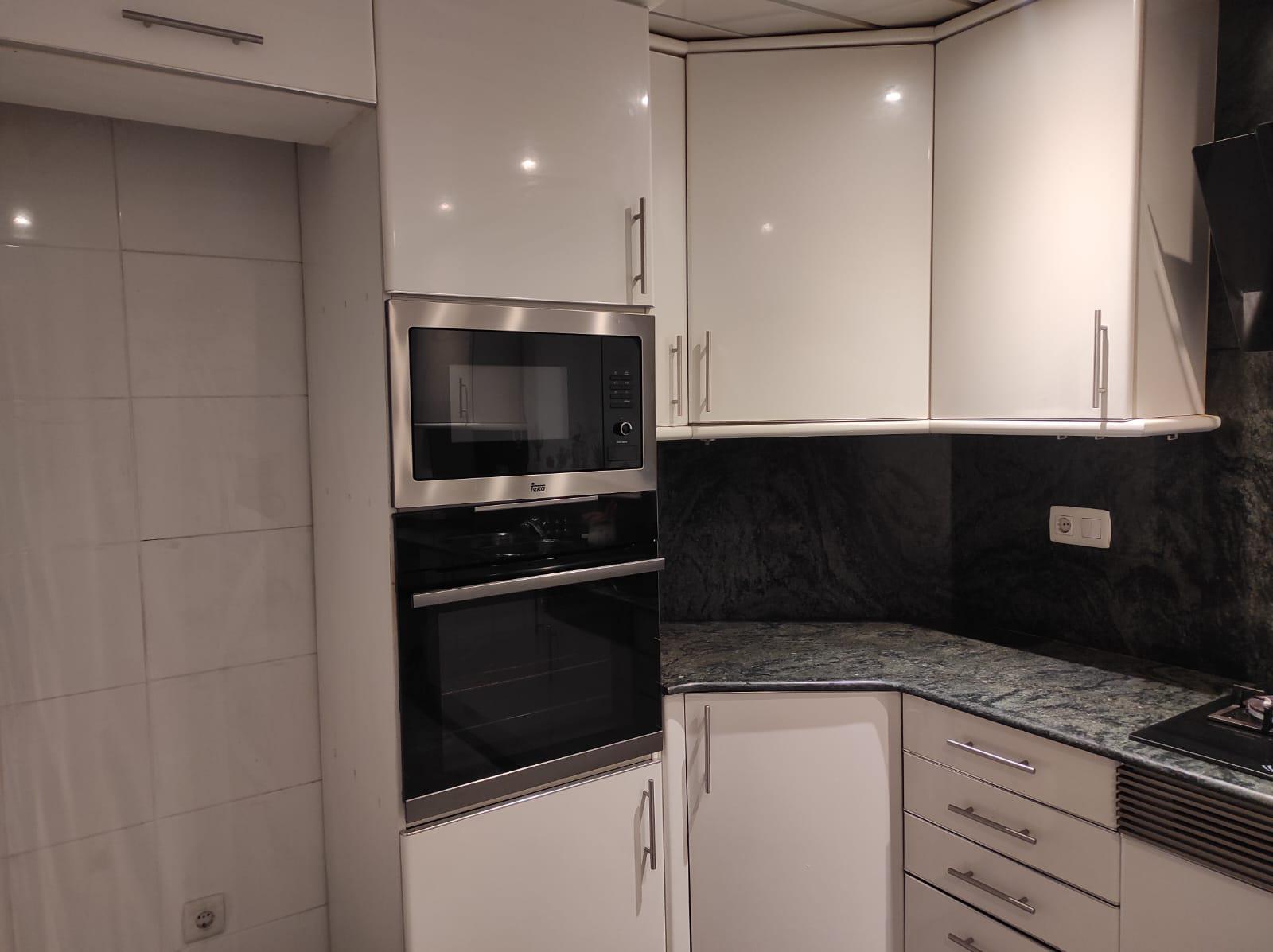 Imagen 16 Piso en venta en Esplugues De Llobregat / Avda Cornella, edificio donde esta el Caprabo