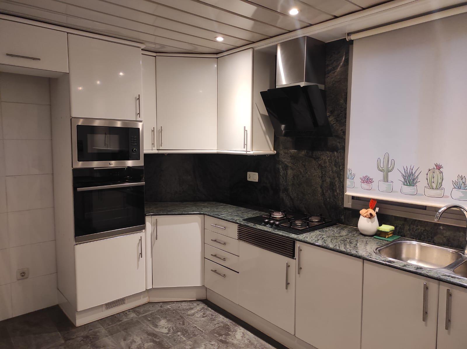 Imagen 13 Piso en venta en Esplugues De Llobregat / Avda Cornella, edificio donde esta el Caprabo