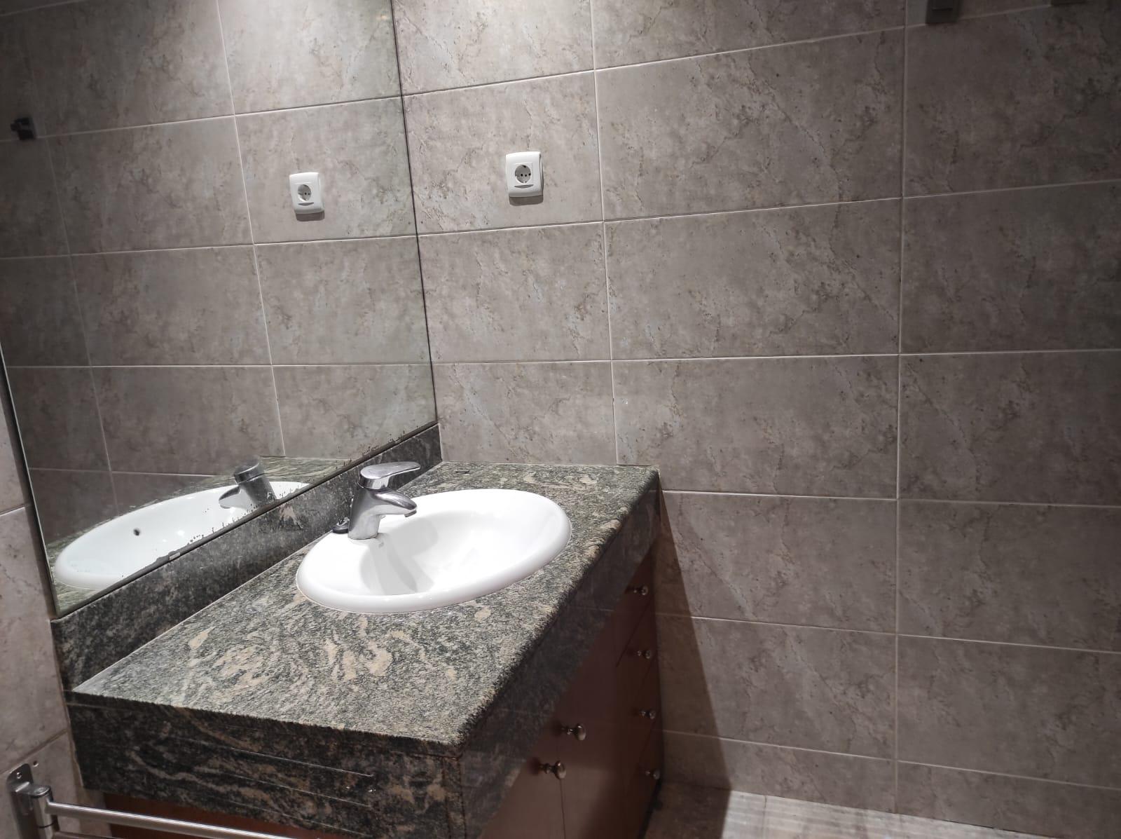 Imagen 37 Piso en venta en Esplugues De Llobregat / Avda Cornella, edificio donde esta el Caprabo